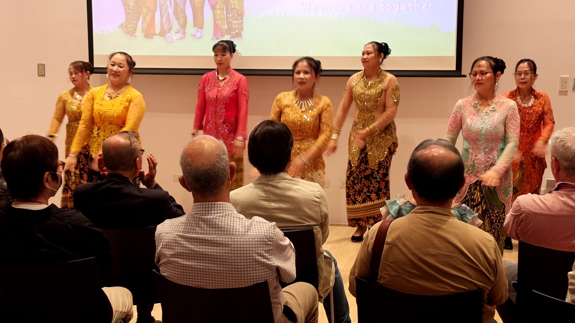 來自東勢的新住民姐妹以印尼舞蹈帶來熱情活力。（國立台灣美術館提供）
