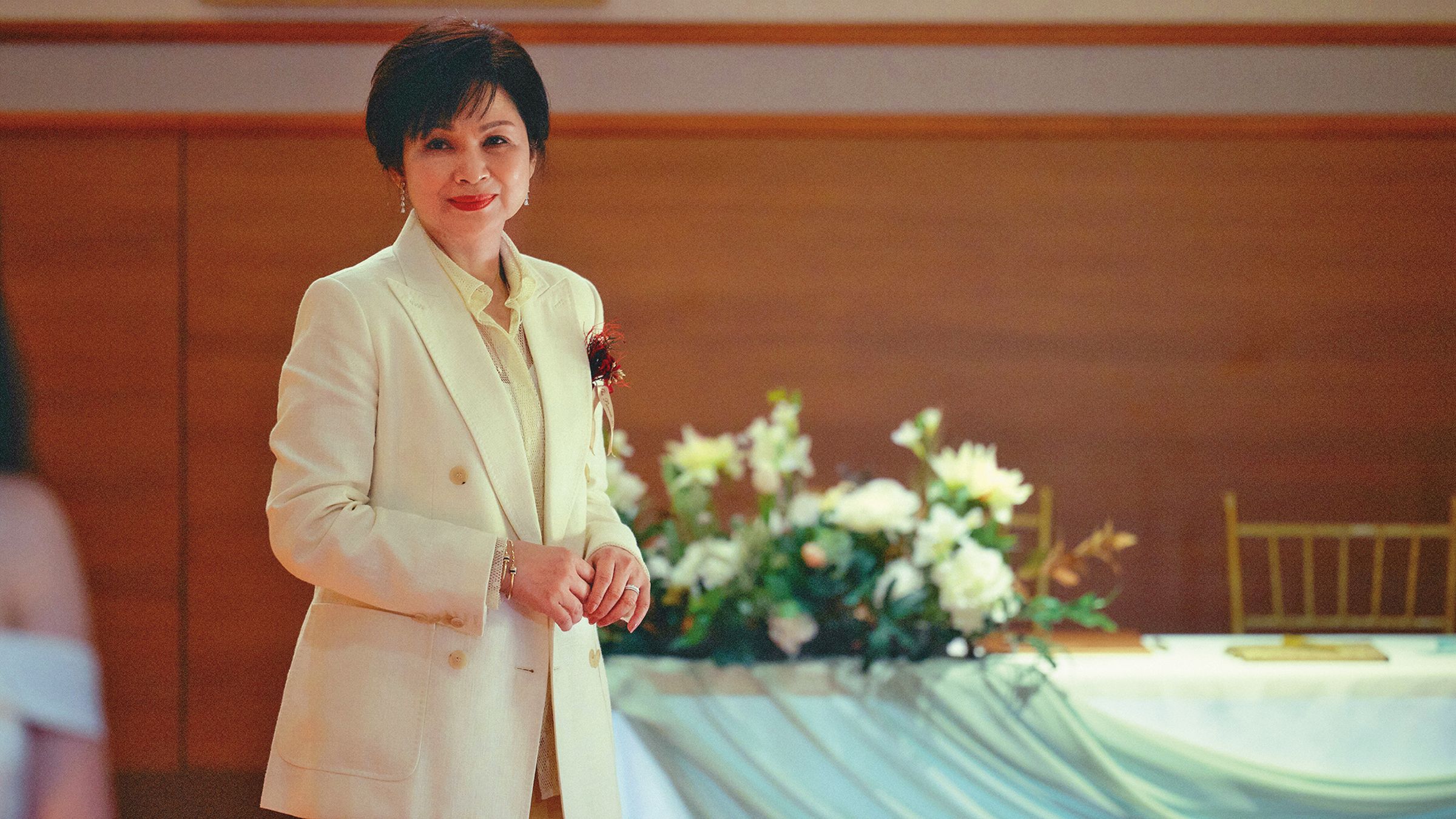 楊貴媚在《雙囍》飾演新郎的母親，化身事業有成的執行長，因為選擇離開了婚姻，對於兒子結婚有著不一樣的想法。（水花電影提供）