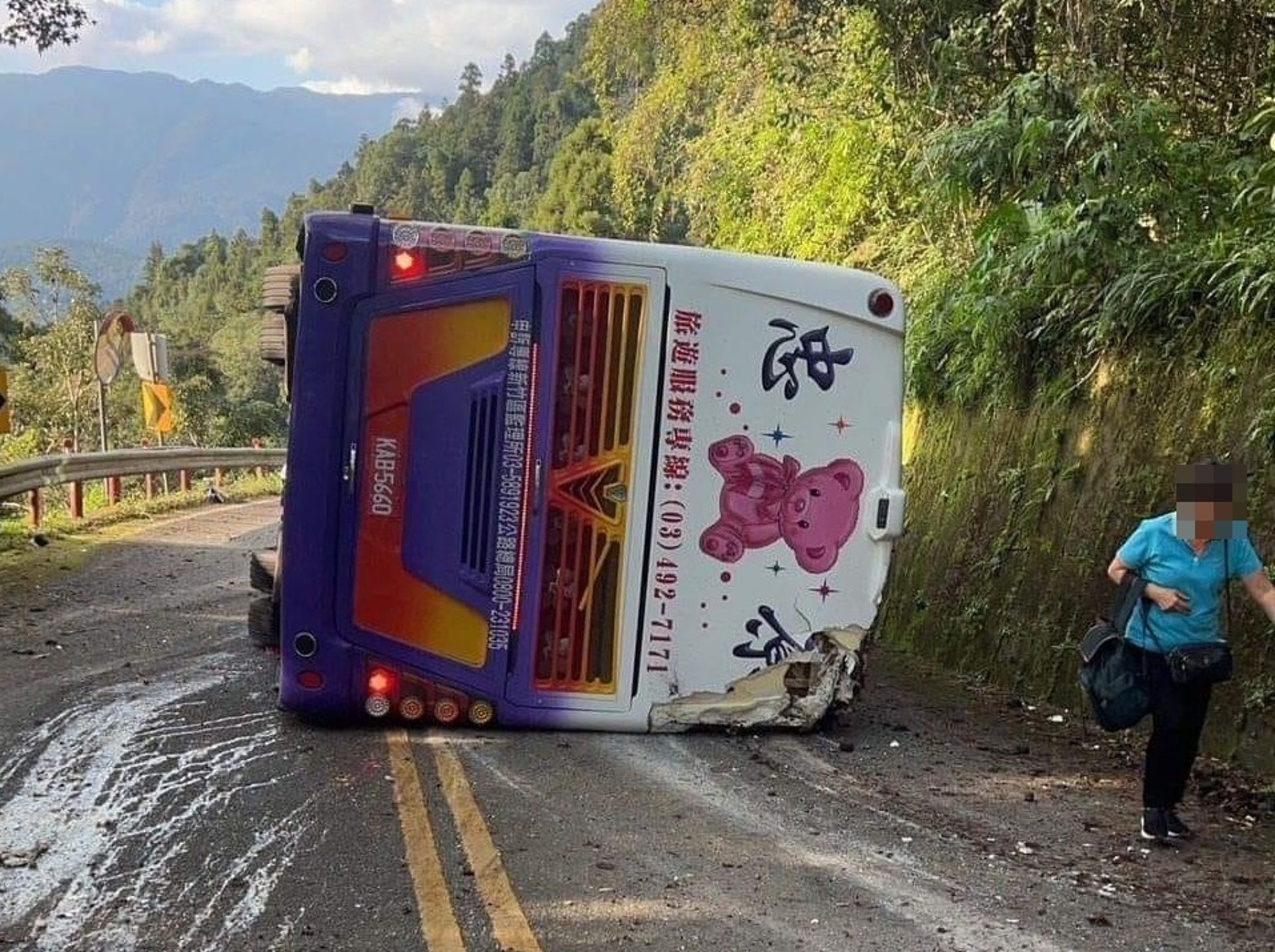 宜蘭縣太平山森林遊樂區鳩之澤溫泉區附近，今（5）日下午3點多發生遊覽車翻覆意外。（翻攝自記者爆料網2.0臉書）