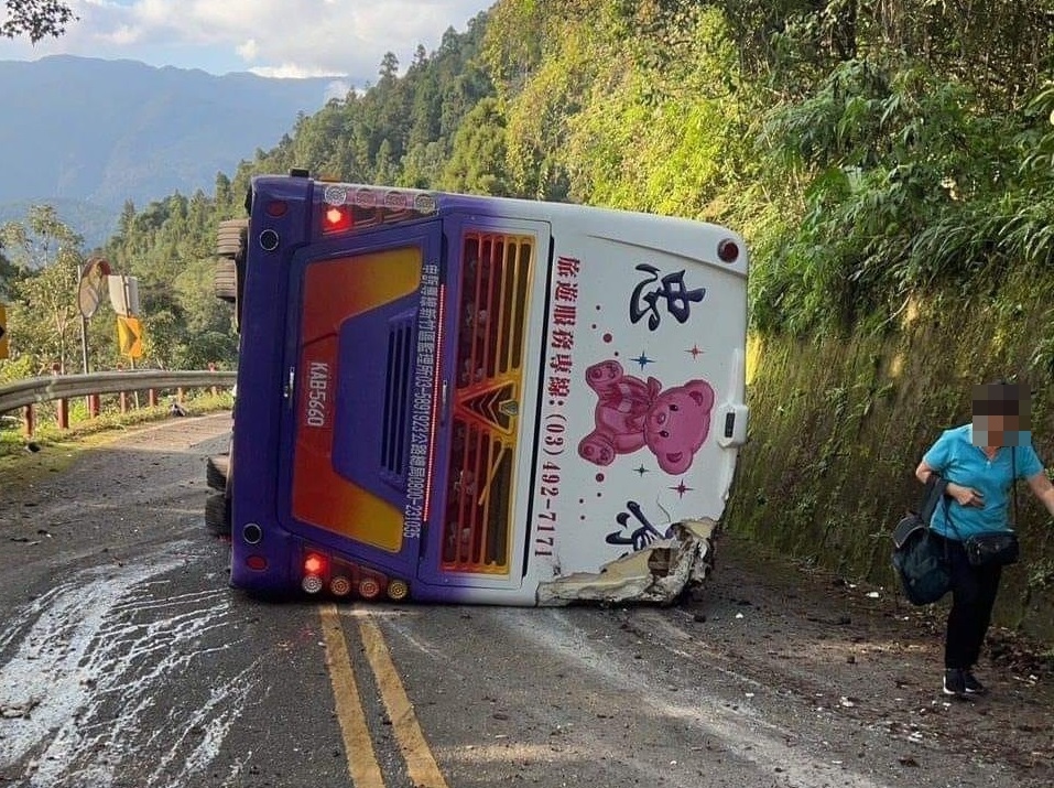 宜蘭縣太平山森林遊樂區鳩之澤溫泉區附近，今（5）日下午3點多發生遊覽車翻覆意外。（翻攝自記者爆料網2.0臉書）