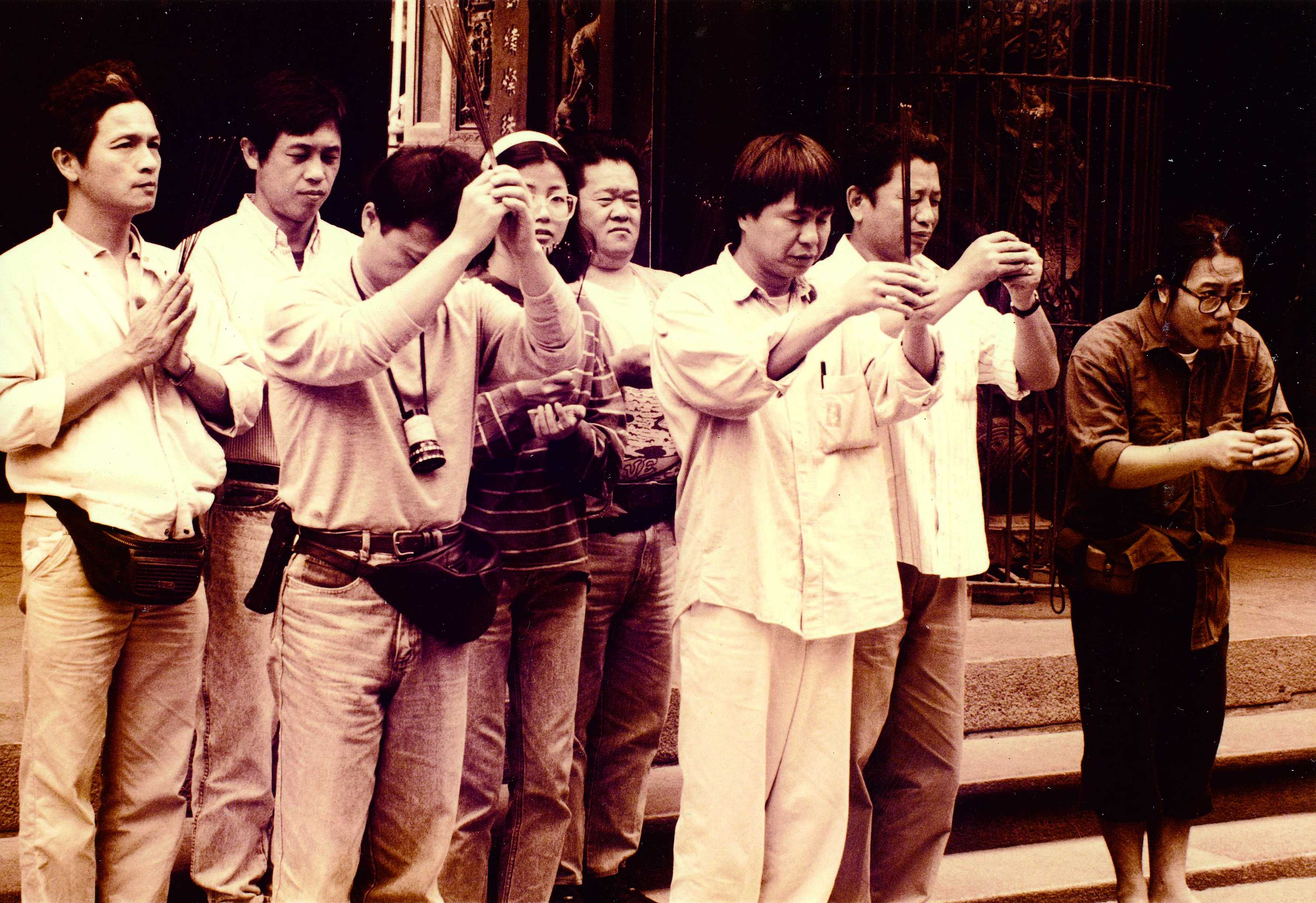 1992年電影《少年吔,安啦!》開鏡,監製侯孝賢(右3)率攝影師張惠恭(左1)等夥伴拜拜。(唐明珠提供)