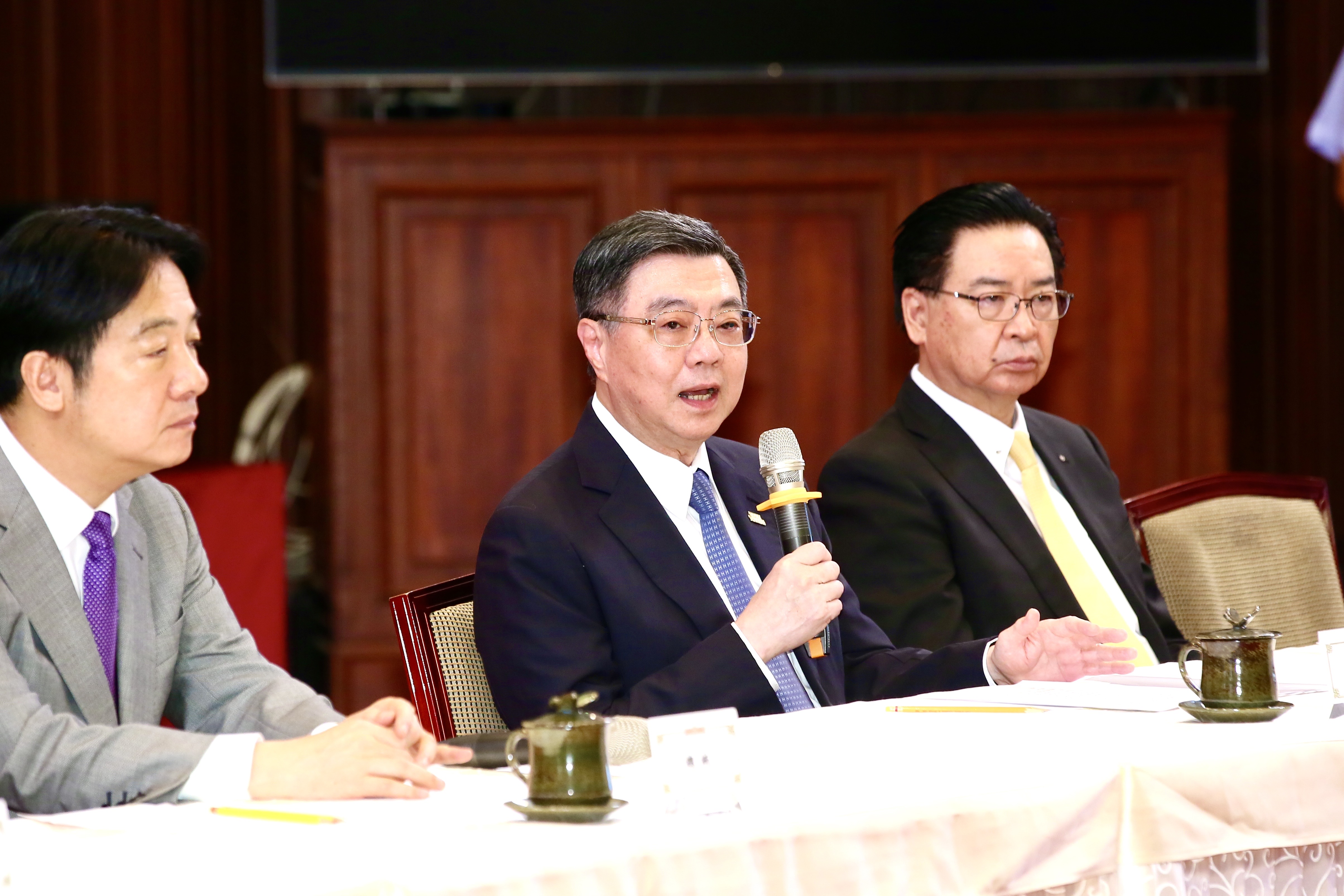 卓榮泰上午出席總統府的記者會。