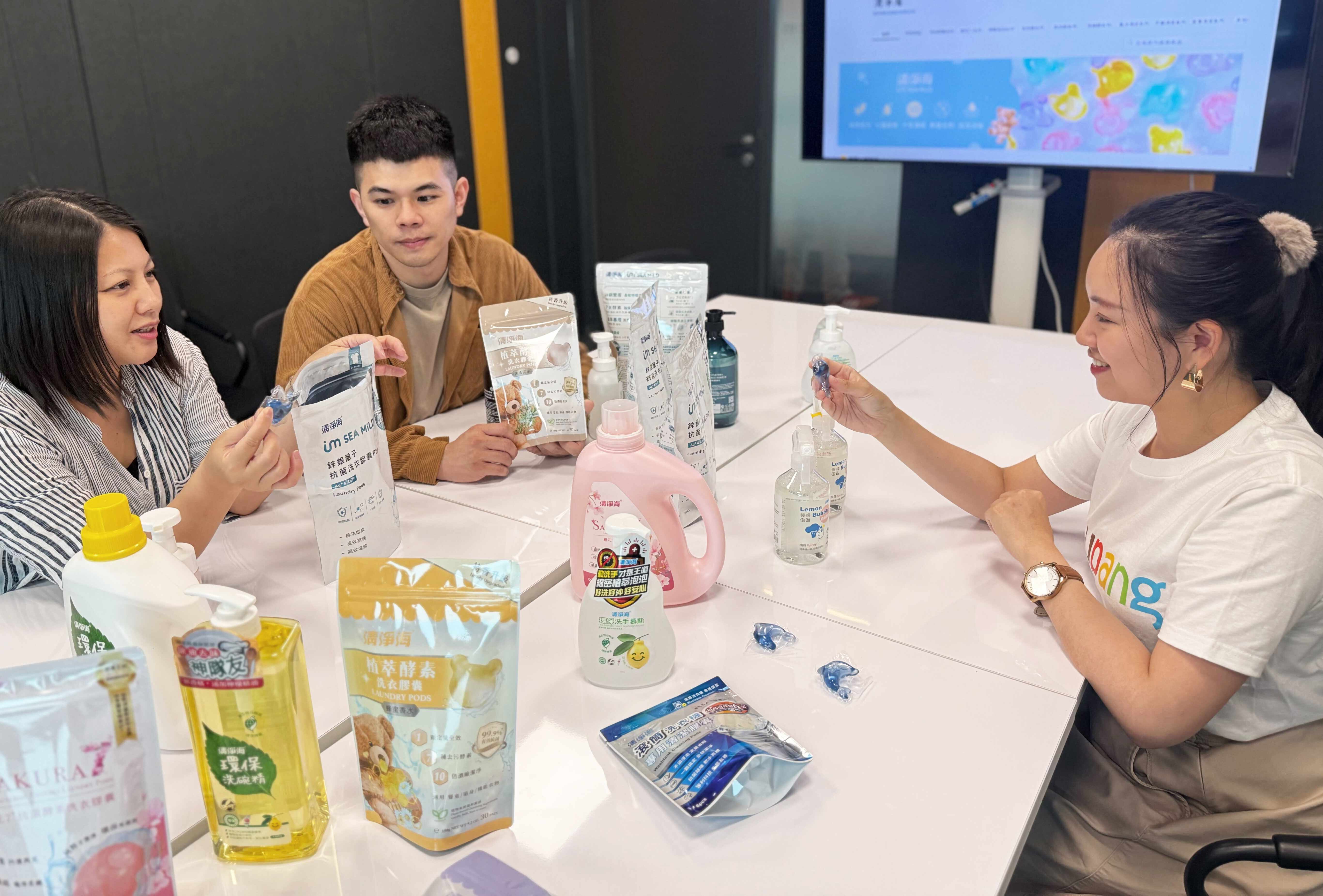 清淨海從環保洗碗精起家，至今產品線已擴展至各式家用洗劑，並堅持使用減少環境負擔的成分。