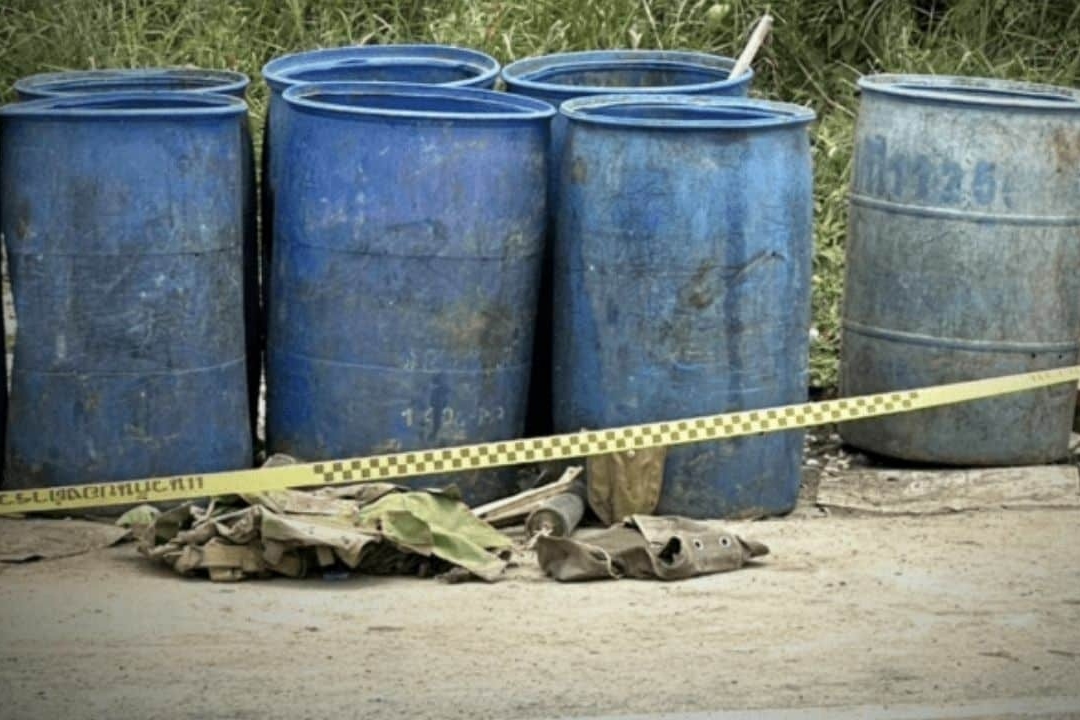 泰國觀光勝地華欣驚傳炸彈危機，垃圾桶內藏滿滿致命軍火。（翻攝自Phetkasem Hua Hin）