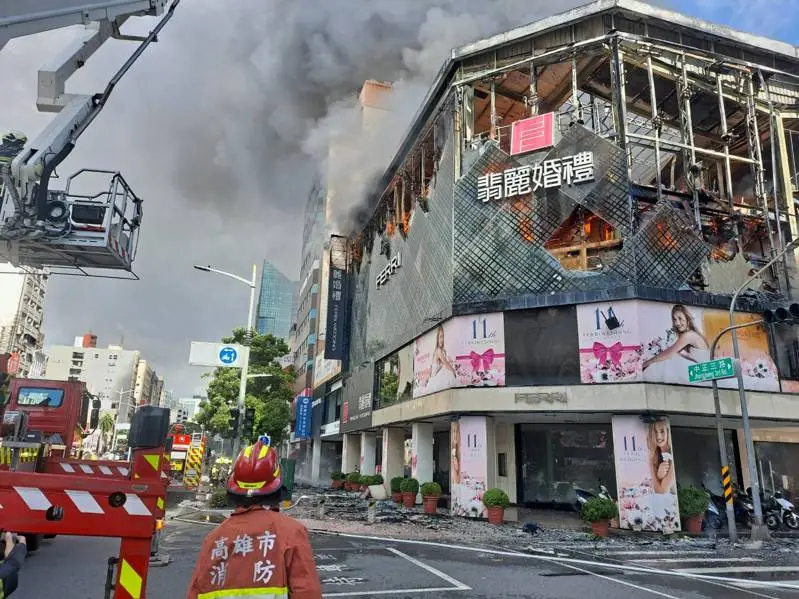 高雄知名婚紗店「翡麗婚禮 」10日午間慘遭大火吞噬，財損金額達2億元，3隻店貓恐凶多吉少。（翻攝畫面）