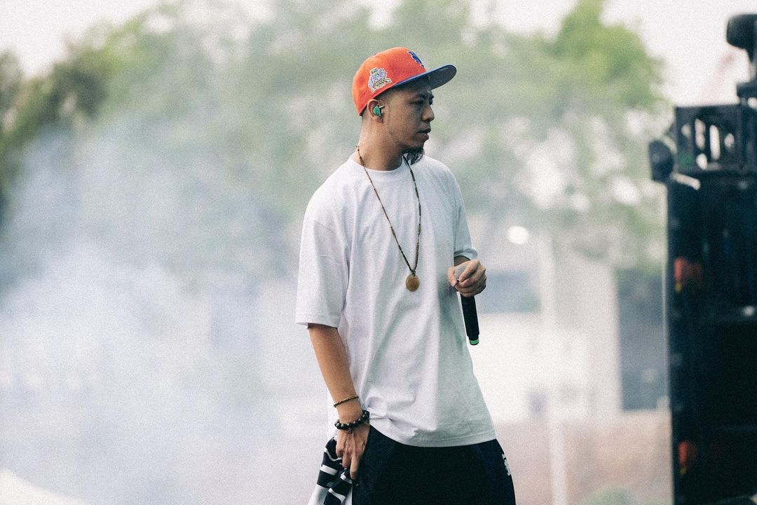 饒舌歌手國蛋（圖）日前在音樂節表演時遭到另位饒舌歌手粉紅鍊人襲臀。（翻攝國蛋IG）