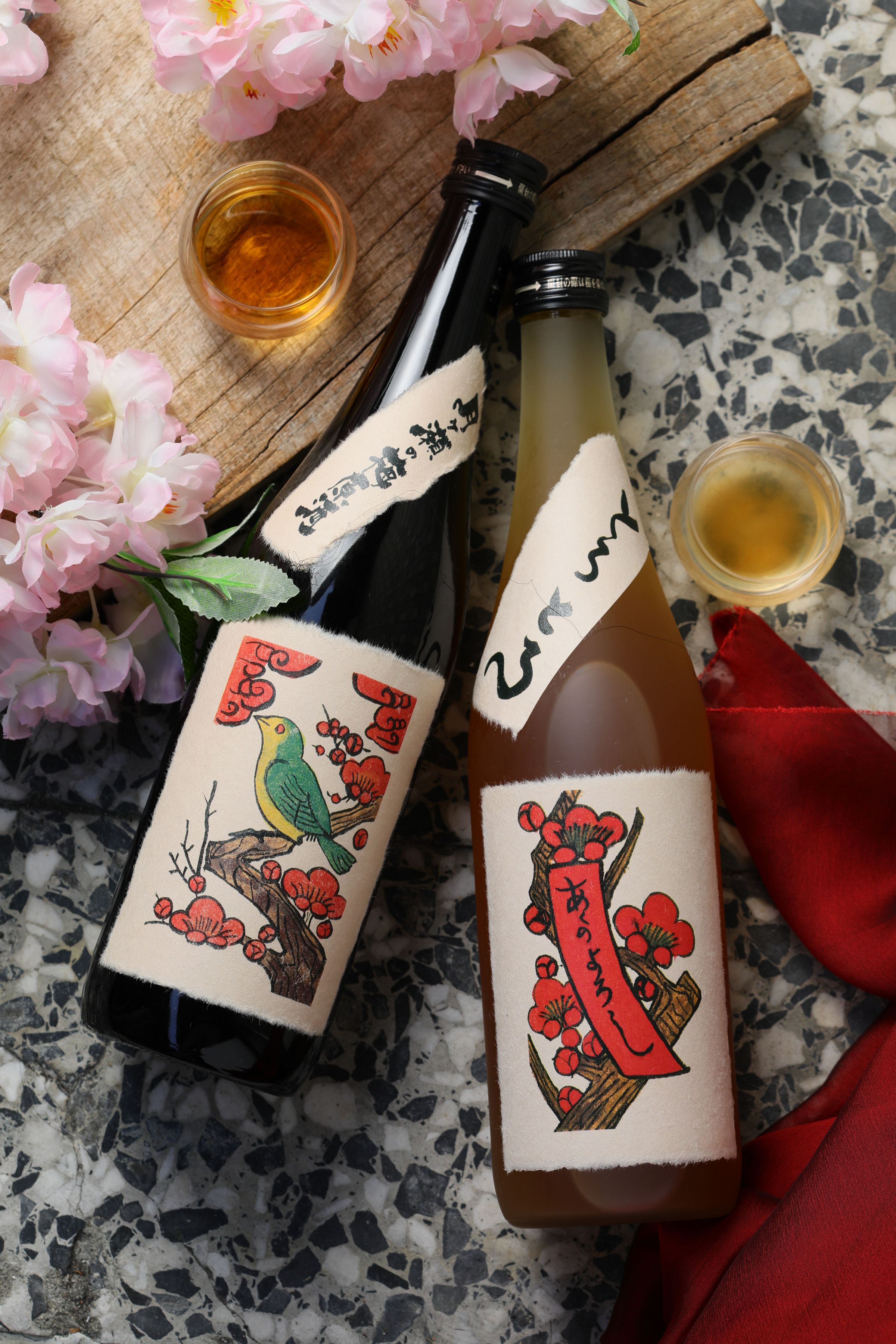店員激推的絕不出錯款「八木濁梅酒」（右，1,090元／瓶）與酒感較重的20%原酒「月之瀨梅原酒」（左，1,690元／瓶）。