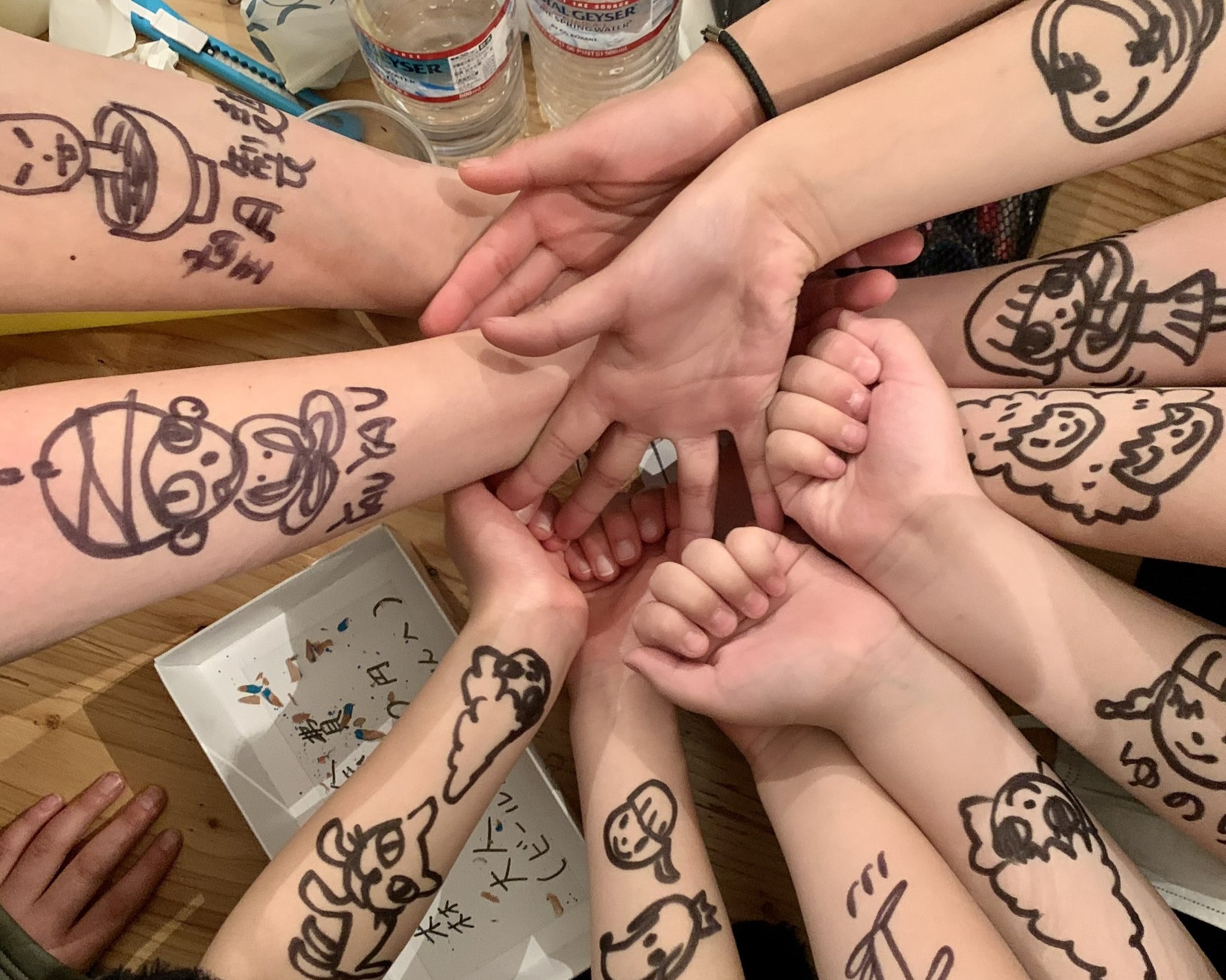 日本藝術家奈良美智宣布將把奇異筆刺青的收入全數捐出，用於花蓮賑災。（翻攝奈良美智X@michinara3）