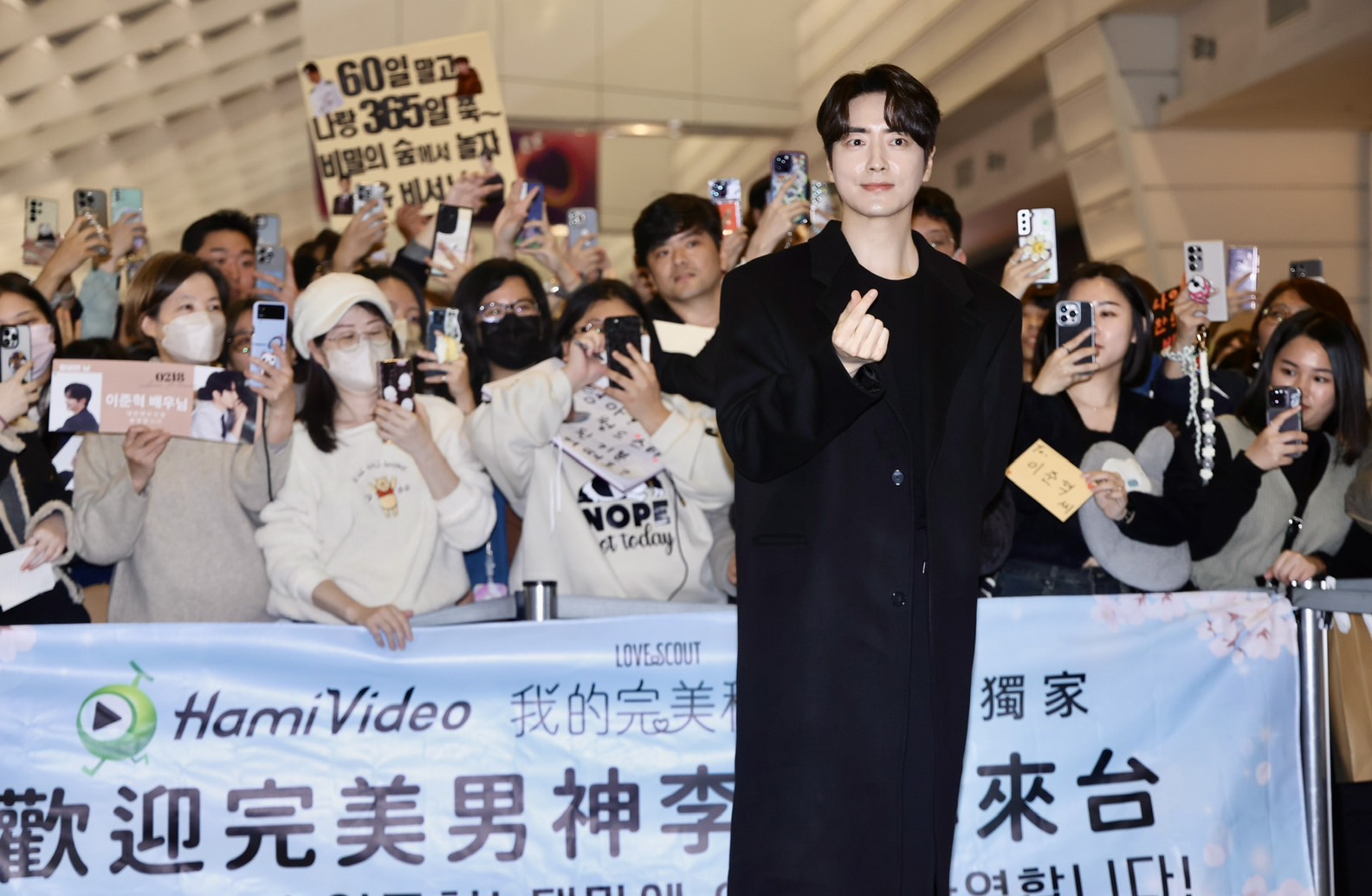 李浚赫首次公開訪台，接受媒體拍照時還說著「Thank You」、「謝謝」。
