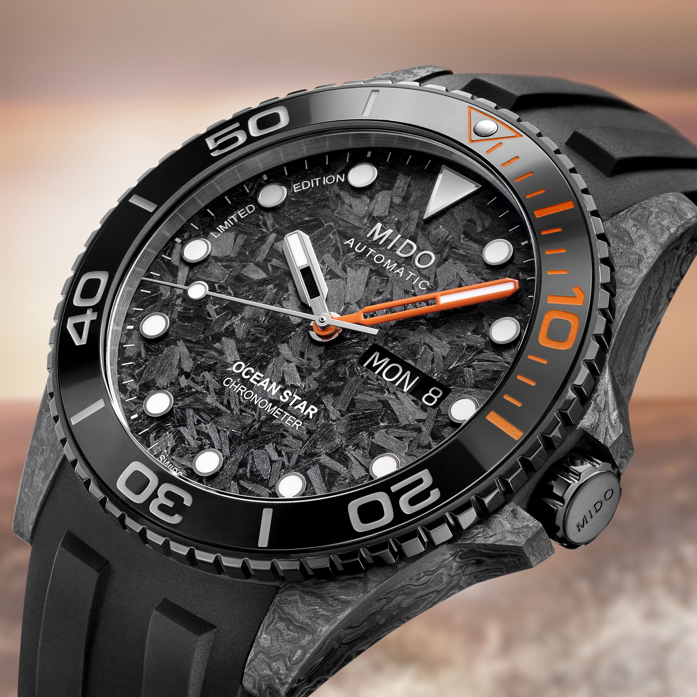 美度表首款碳纖維材質作品：Ocean Star 200C Carbon，錶殼、面盤都是採用碳纖維複合材料製成。