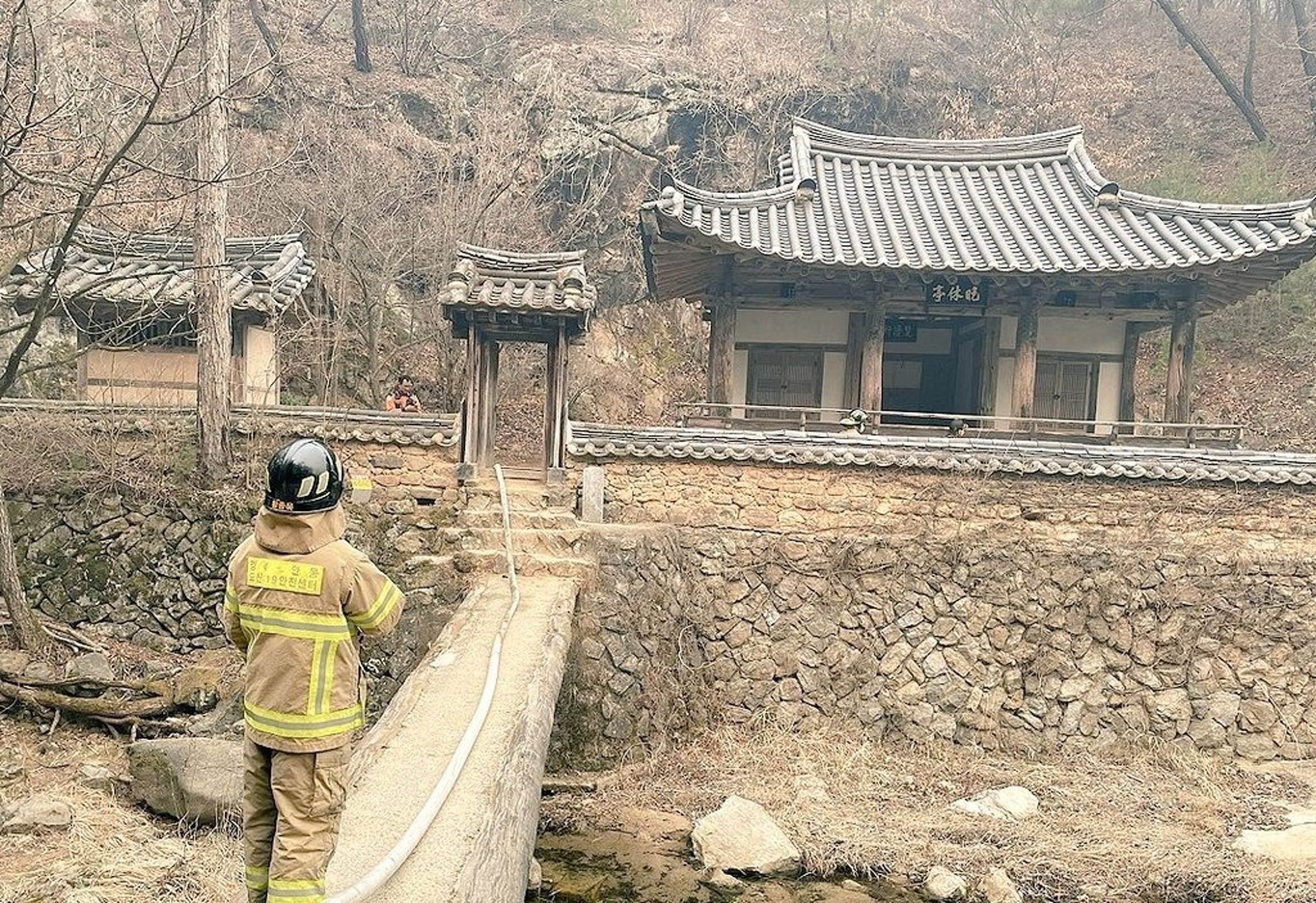 晚休亭也遭焚燒。(翻自《韓聯社》)