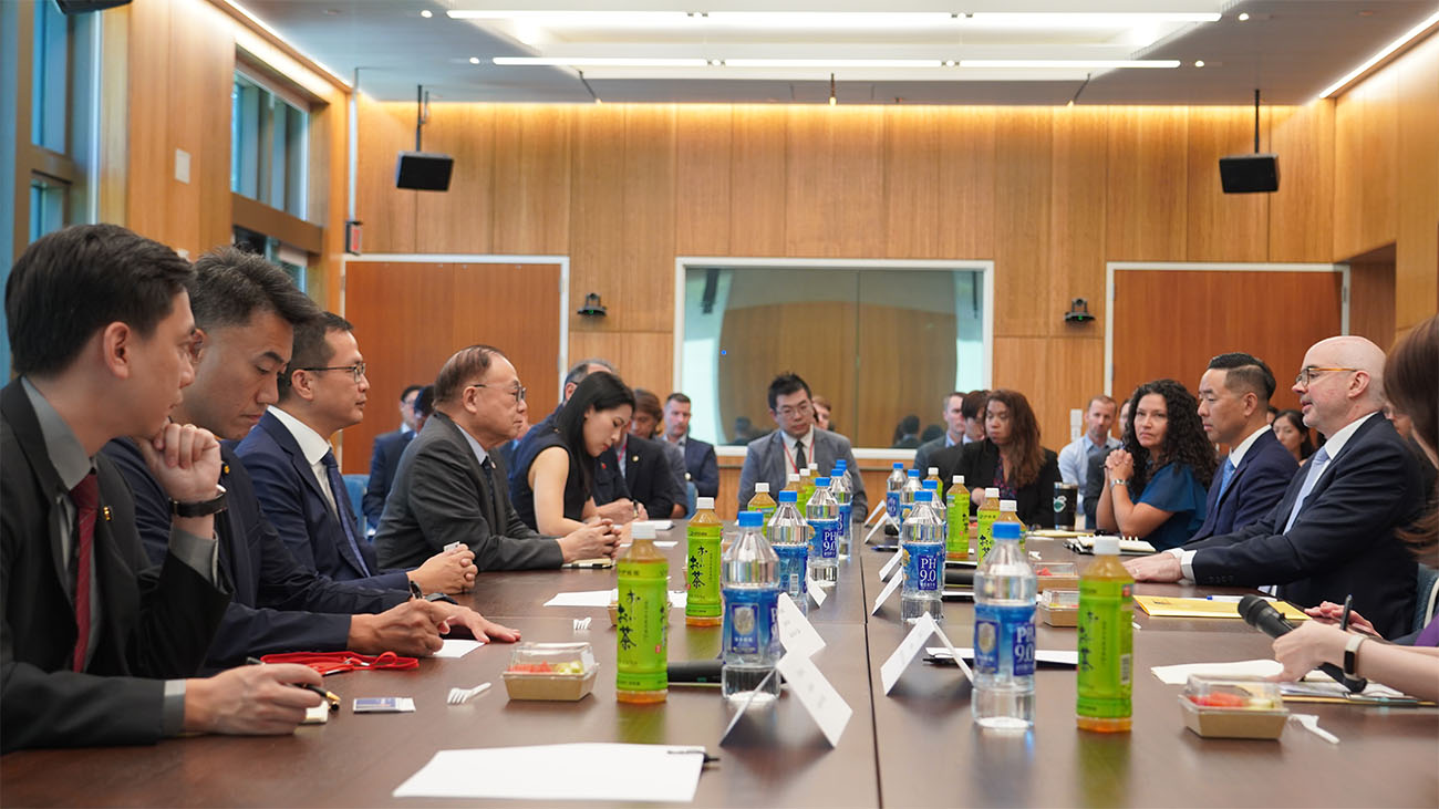 AIT25日主動曝光與國民黨5立委會面照片，表示雙方就美台防衛合作進行討論。（取自AIT粉專）