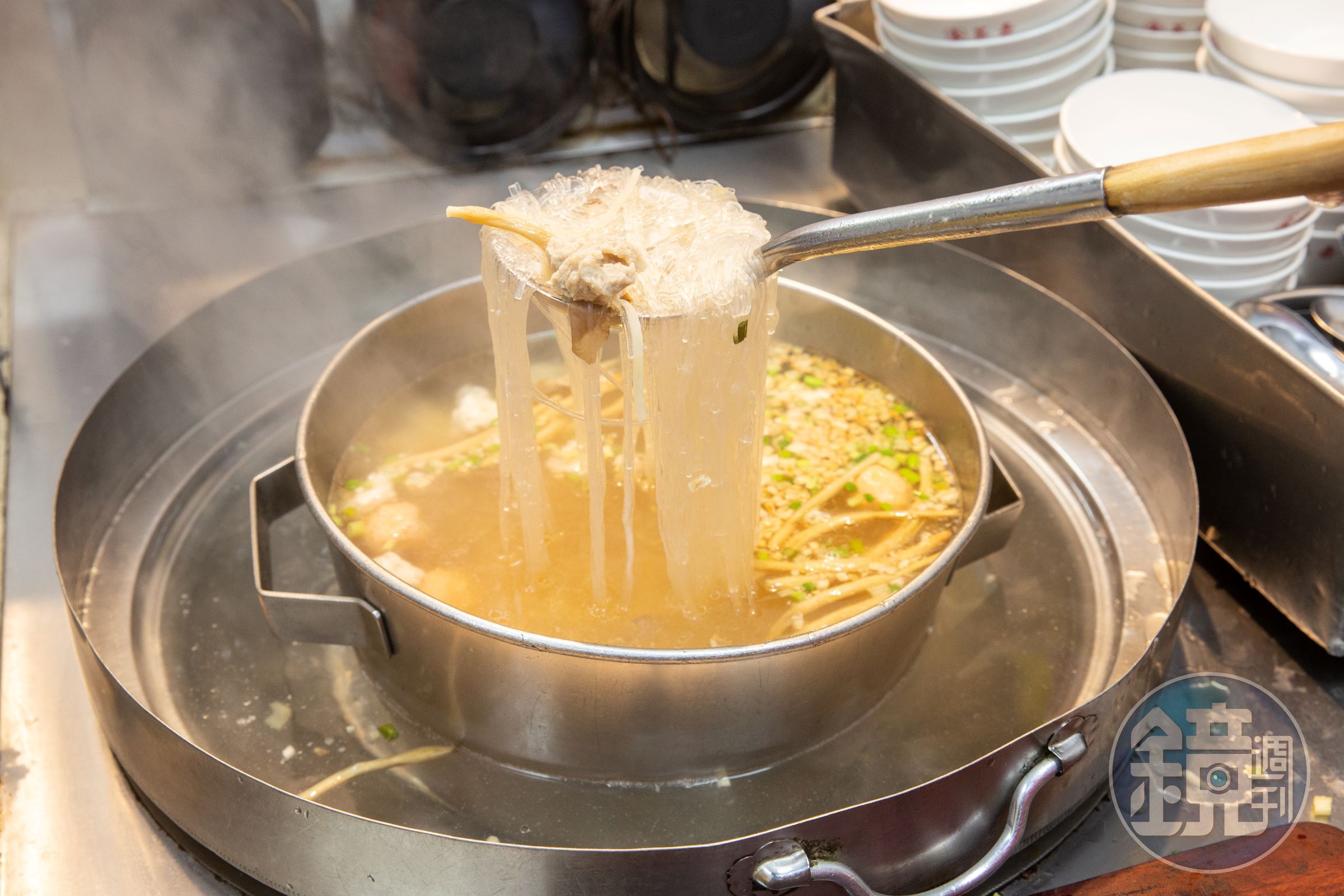 八寶冬粉採隔水加熱方式烹煮、待餐,由於所有配料都煮在一起,因此特重舀湯舀料功夫。(75元/碗)