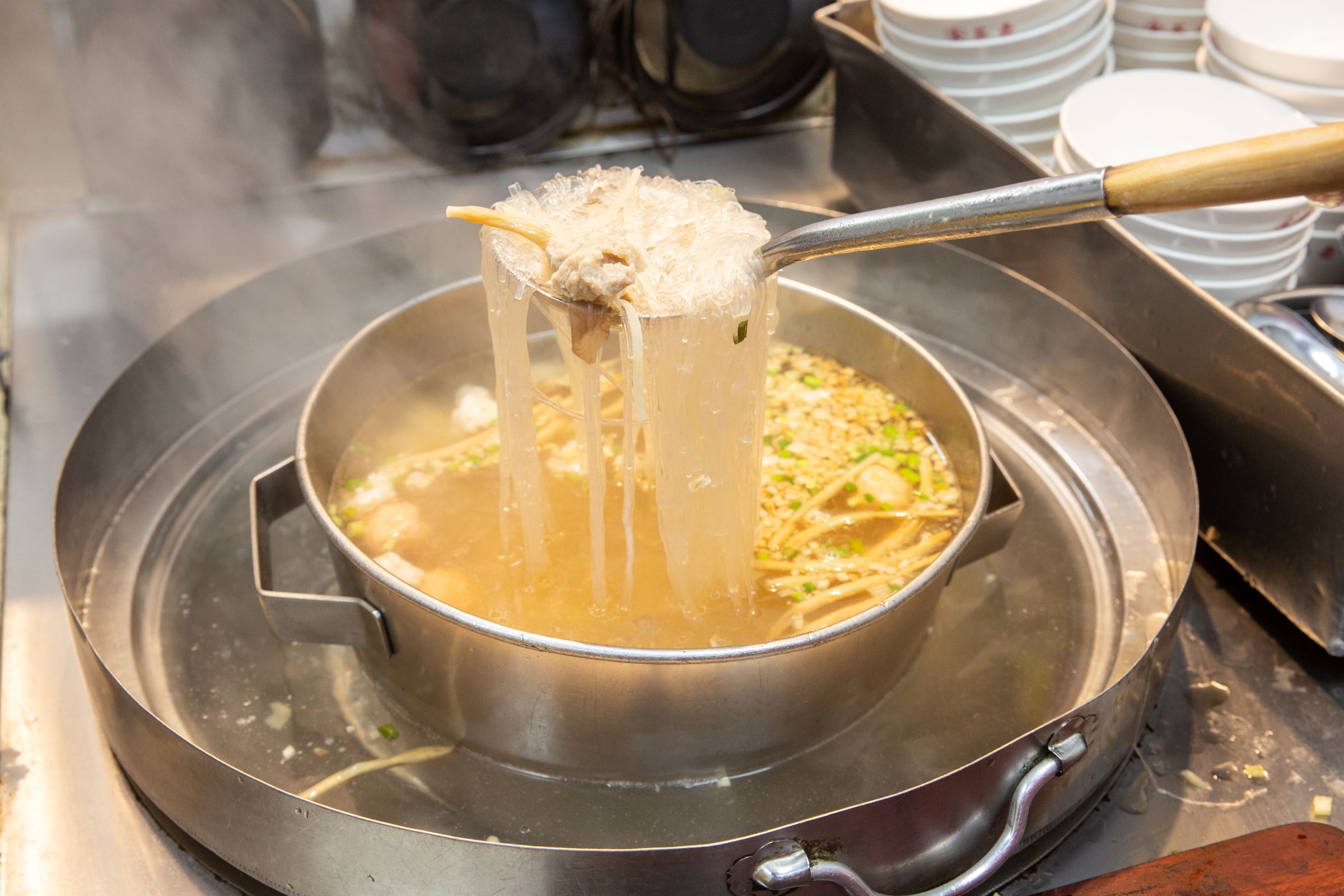 八寶冬粉採隔水加熱方式烹煮、待餐，由於所有配料都煮在一起，因此特重舀湯舀料功夫。（75元／碗）