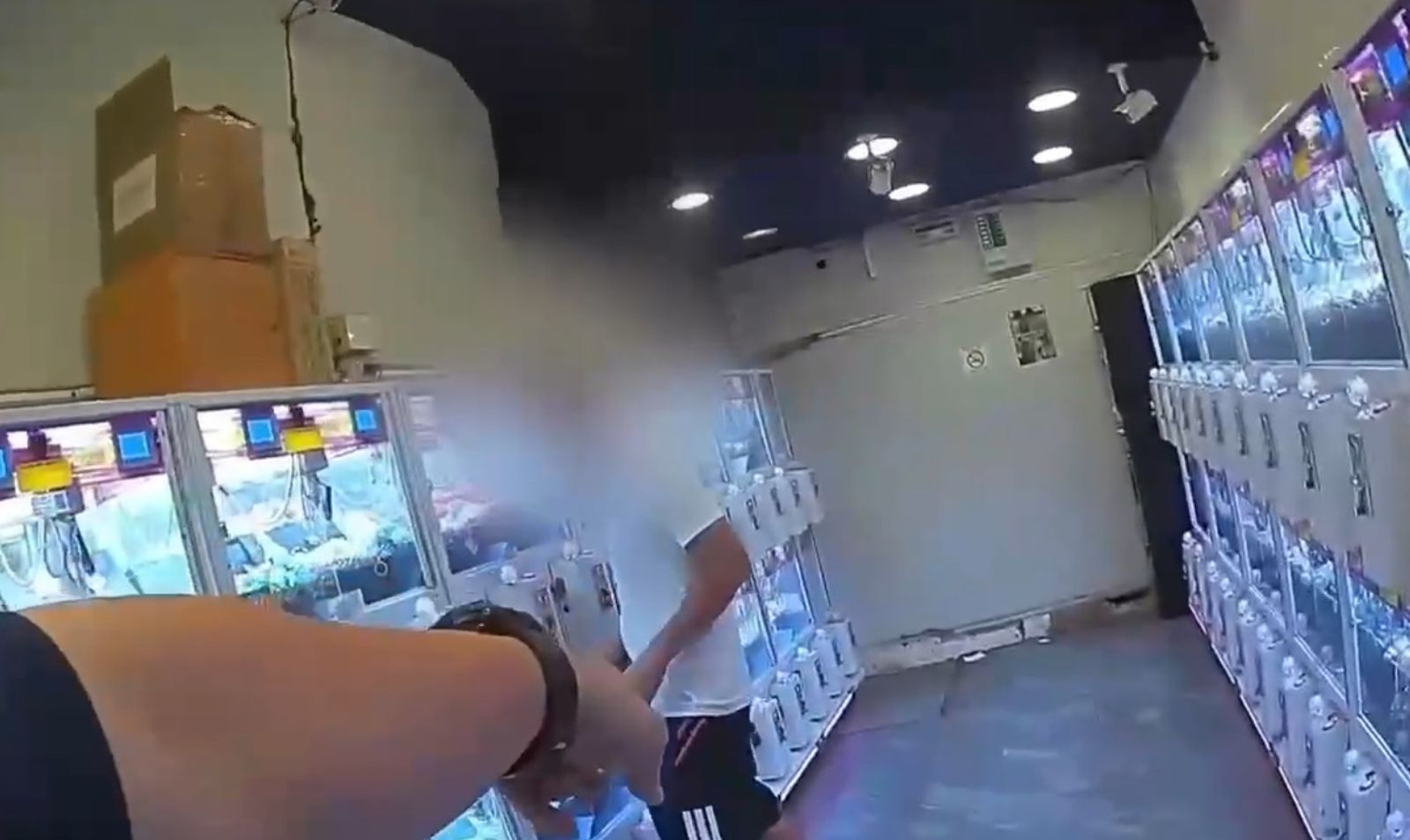 台中男偷娃娃機遭警逮個正著 竟掏老虎鉗攻擊員警遭辣椒水制伏