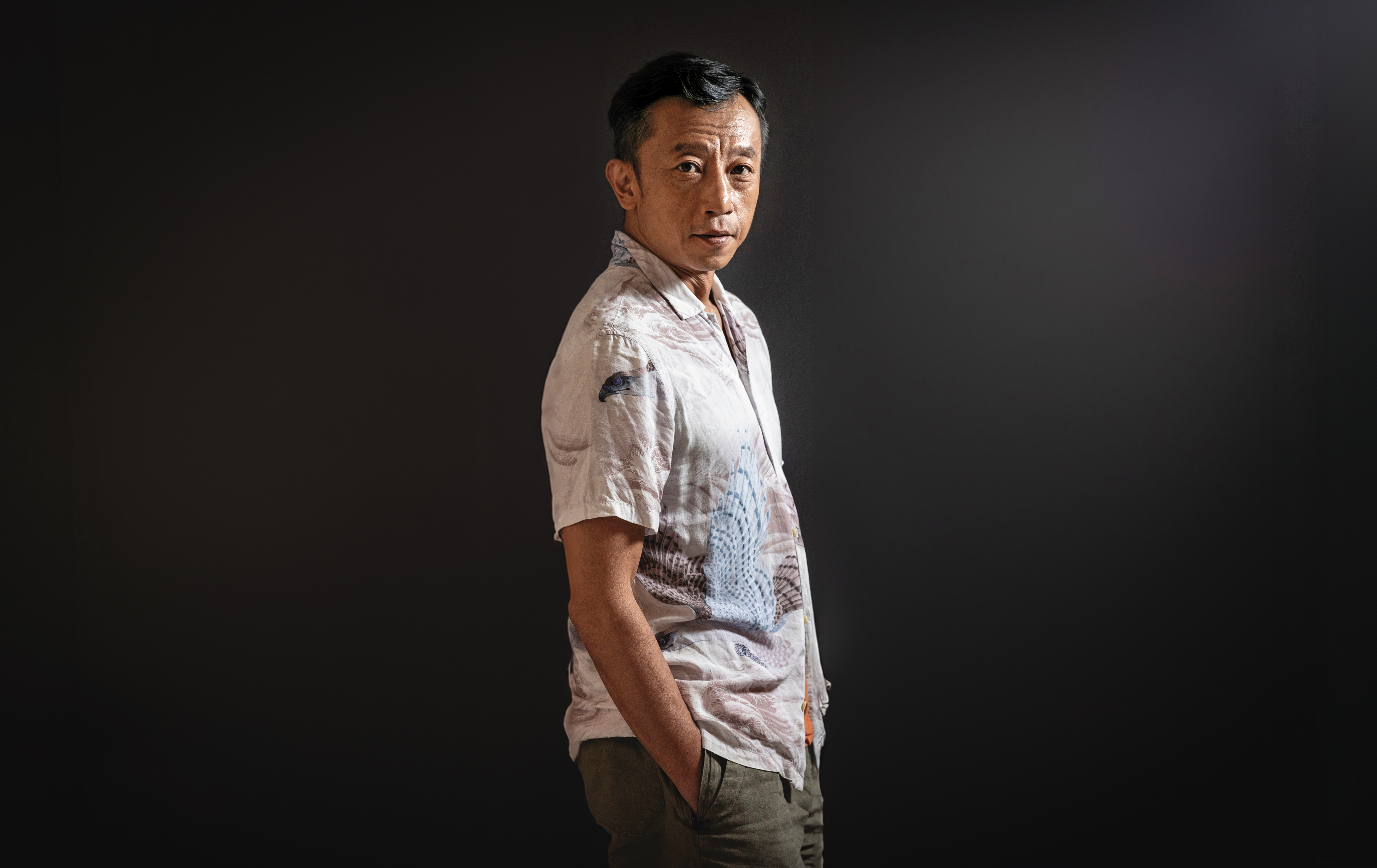 楊雅喆為了寫《破浪男女》，大量田調網路世代的性生活，但談論的還是愛情這回事，約砲的男男女女就像旱季湖泊快要渴死的魚，相濡以沫。但是雨季來，他們的緣分也就散開了。可是他們會記得…這輩子曾經有過的那一點點善良。