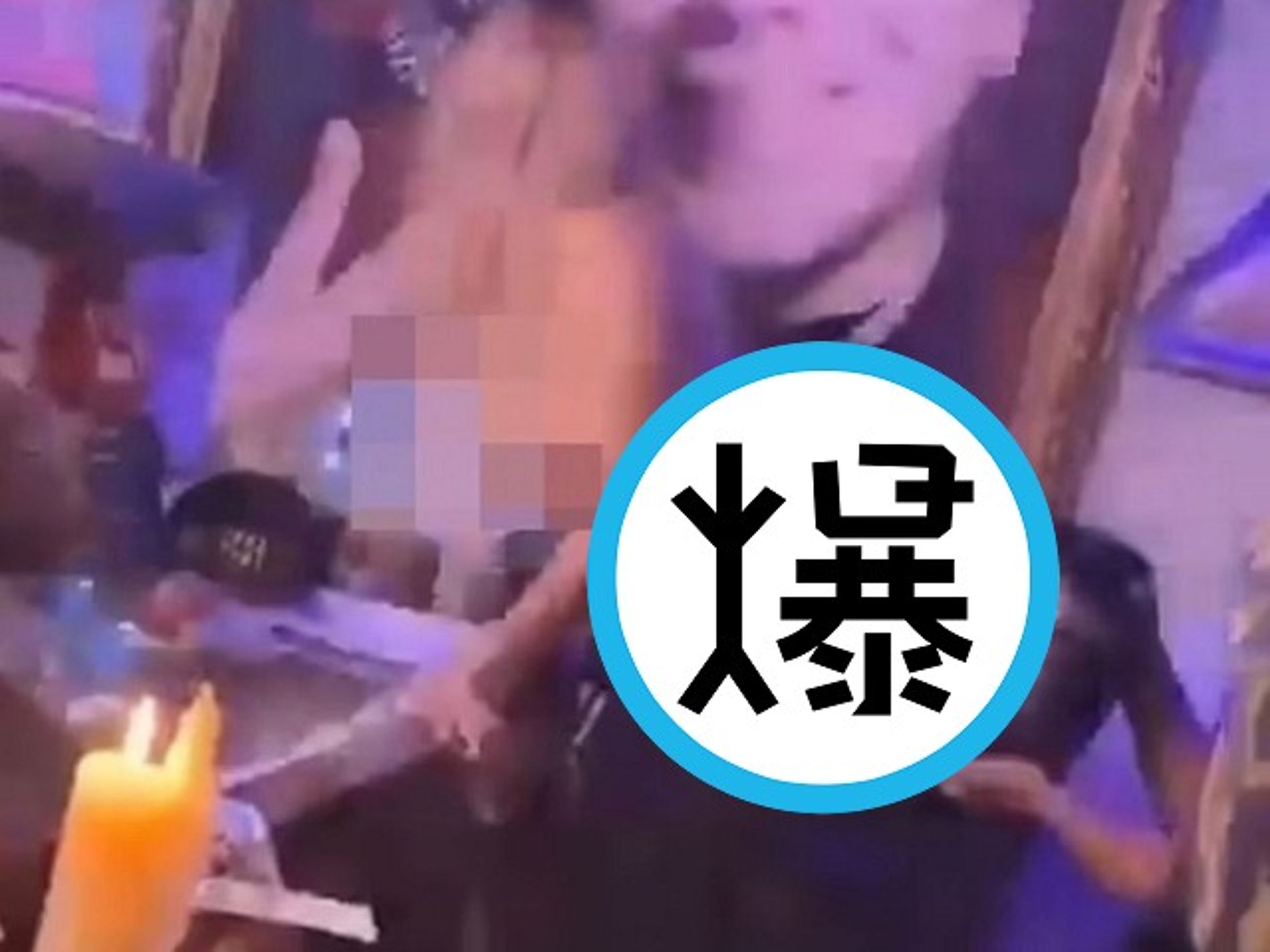 這喪禮絕頂升天！裸女緊黏骨灰罈「水乳交融、觀音蹭蓮」超渡5天，鎮長拳頭硬了。（翻自《每日星報》）