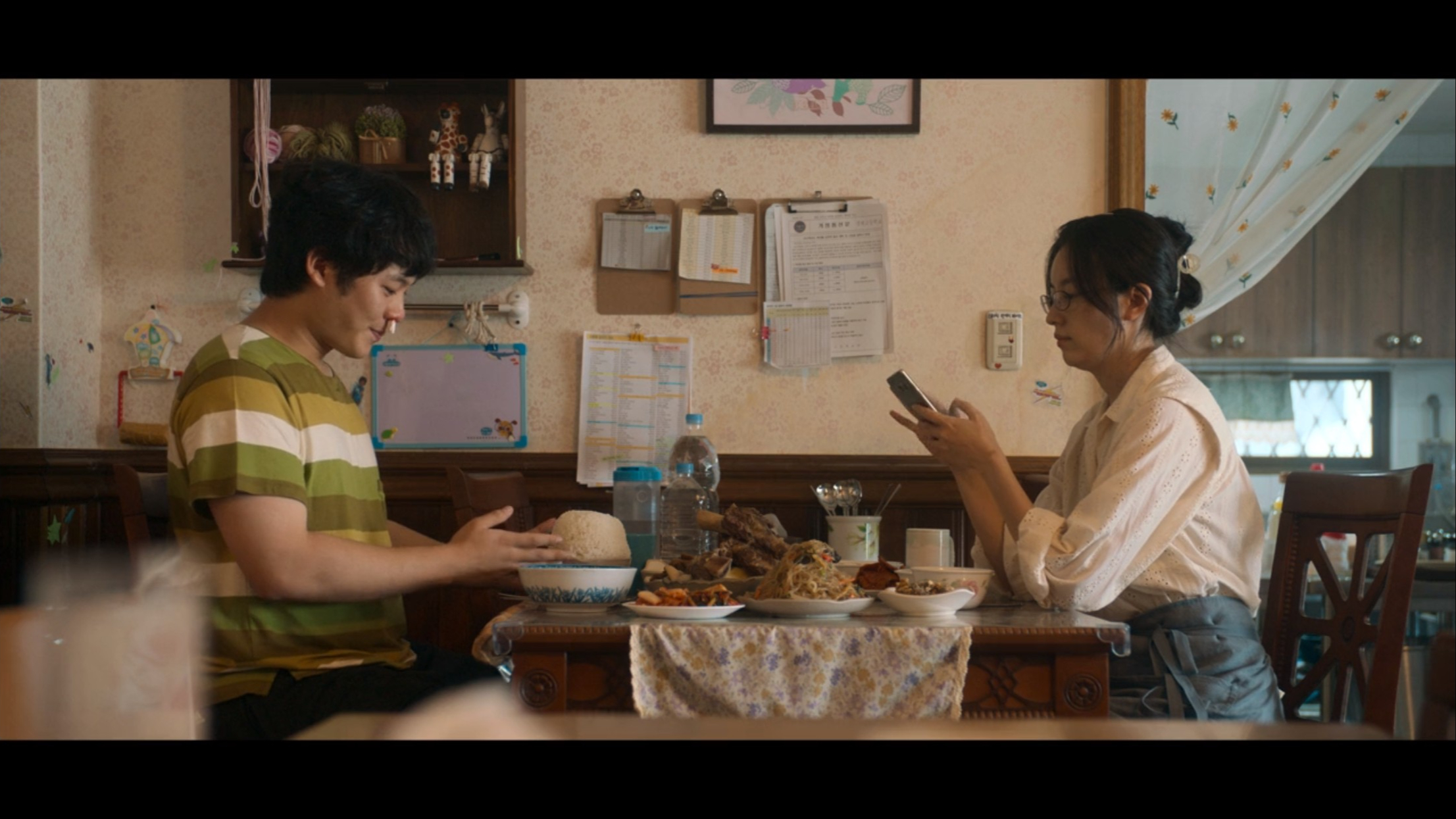 《MOVING異能》中韓孝周（右）與兒子李正河相依為命，劇中兩人住處是靠搭景拍攝。（翻攝自Disney+）