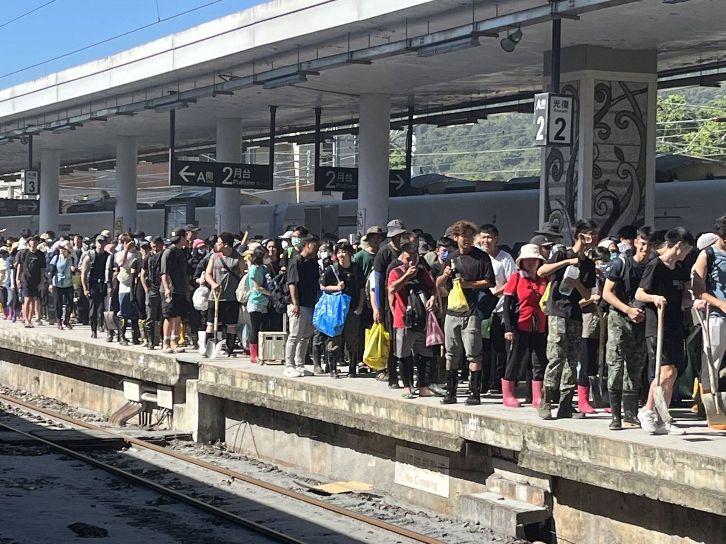 27日連假第一天,總數超過5,000人以上的慈濟清掃「鏟子超人」由台鐵一列列載運到光復火車站。(慈濟基金會提供)