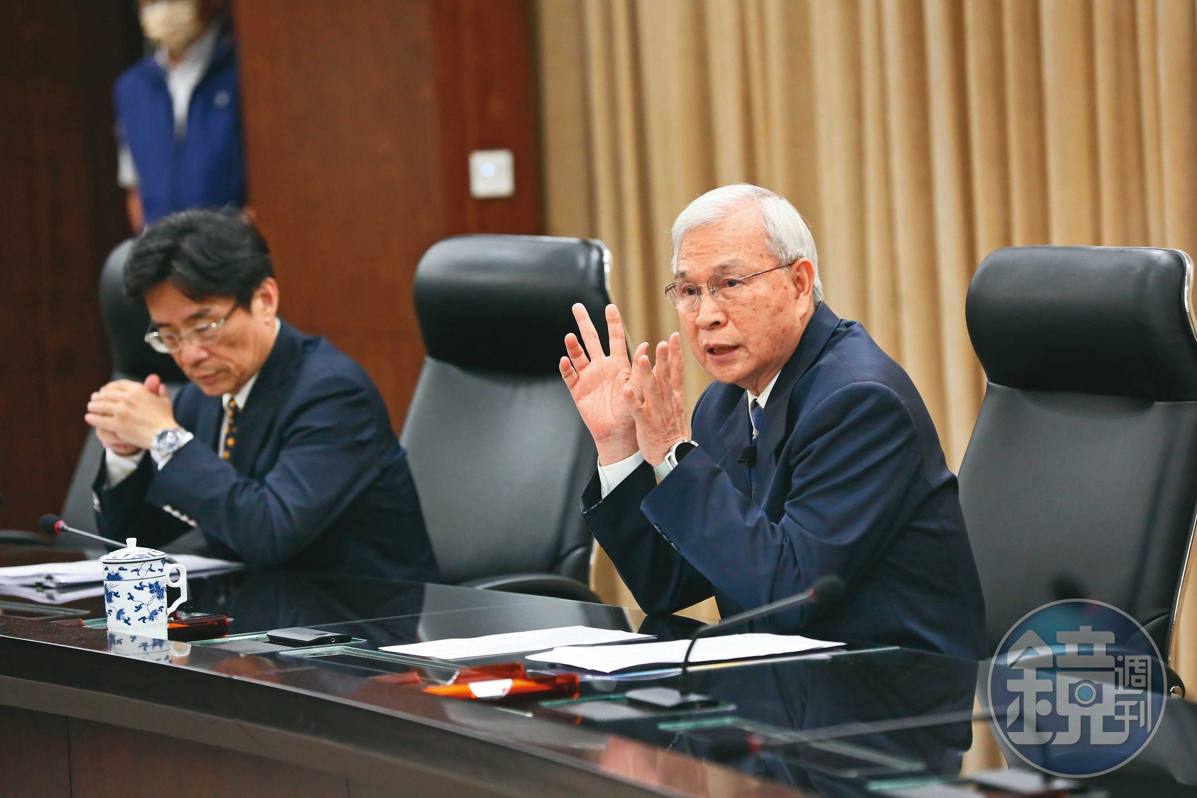 新台幣狂升，也驚動央行總裁楊金龍召開臨時記者會說明。
