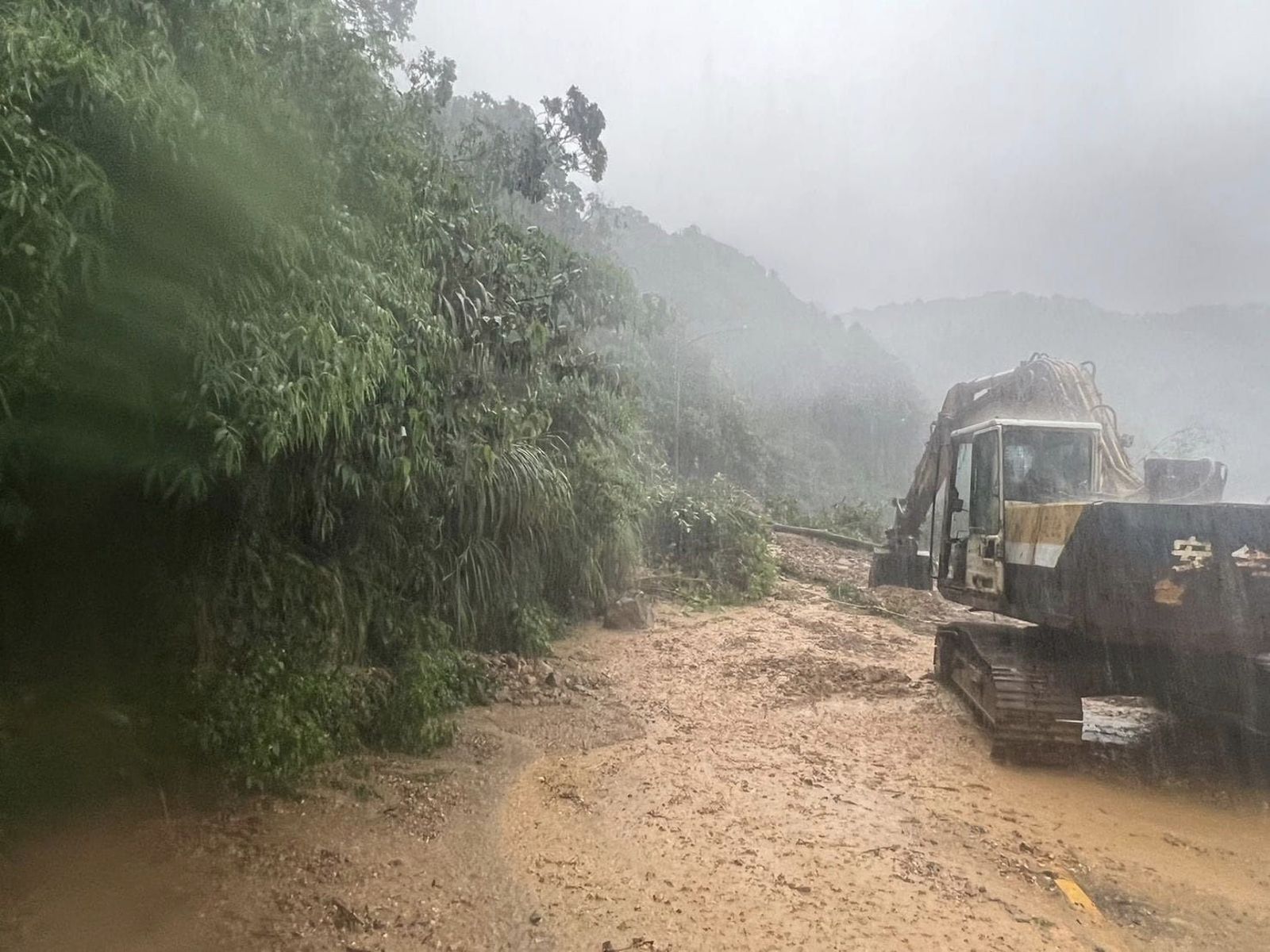 金山區陽金公路8.3K處，發生土石坍方導致雙向無法通行。（翻攝金山警好讚臉書）