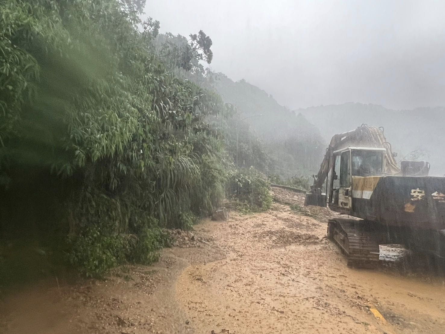 金山區陽金公路8.3K處，發生土石坍方導致雙向無法通行。（翻攝金山警好讚臉書）
