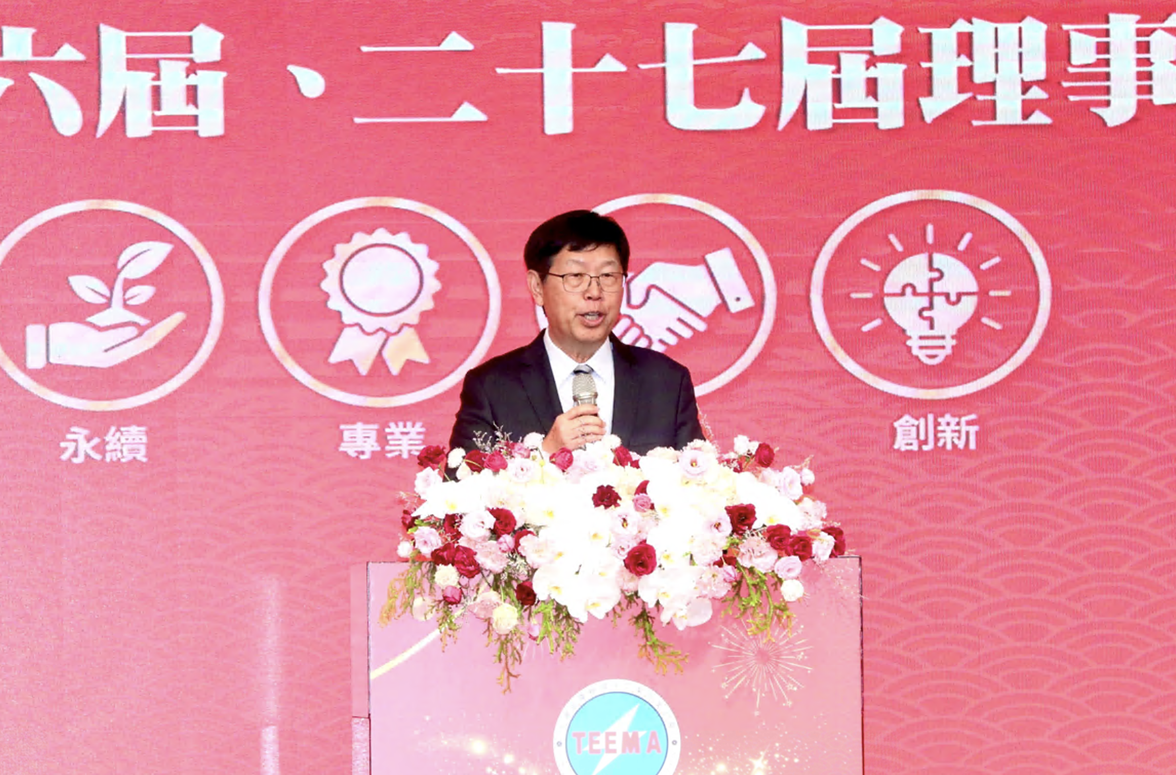 鴻海董事長劉揚偉接任電電公會新任理事長，期盼以「台灣科技園區」模式，帶領電電公會會員前進海外打「團體戰」