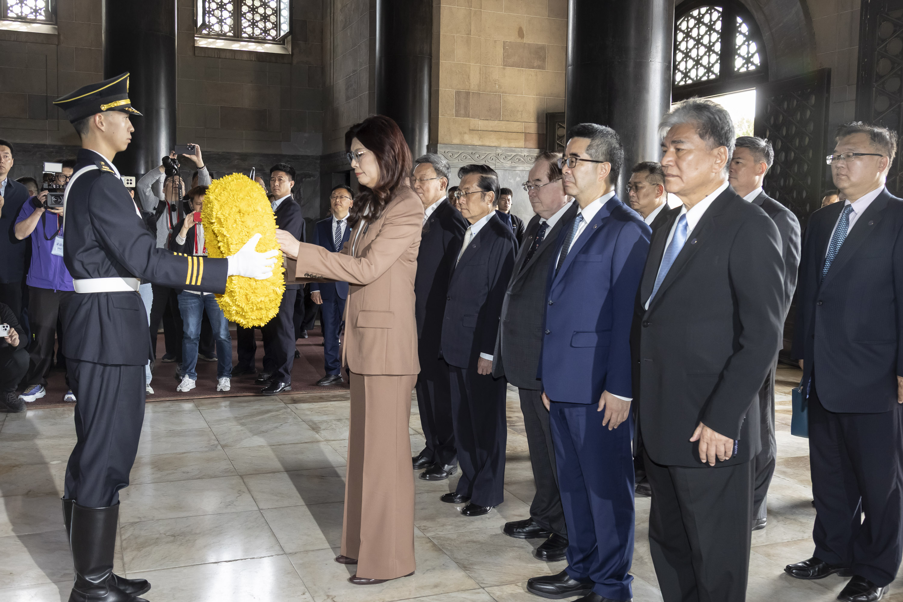 鄭麗文昨天前往南京中山陵謁陵後，在博愛廣場對外發表相關談話，過程中她數度哽咽。（國民黨提供）