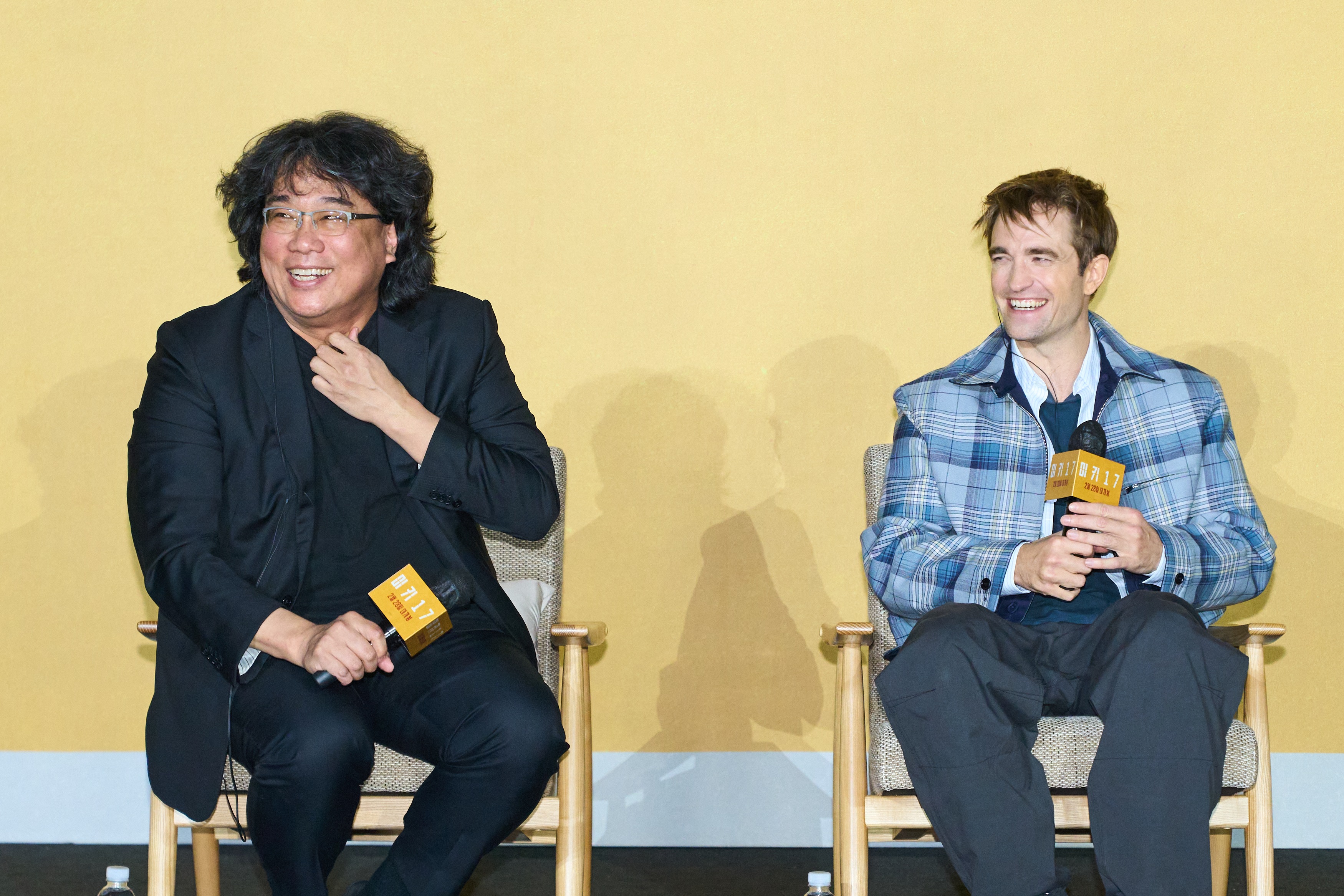 羅伯派汀森（右）因為比原著要多死10次，讓人很難不去懷疑導演奉俊昊（左）根本就討厭他。（華納兄弟提供）