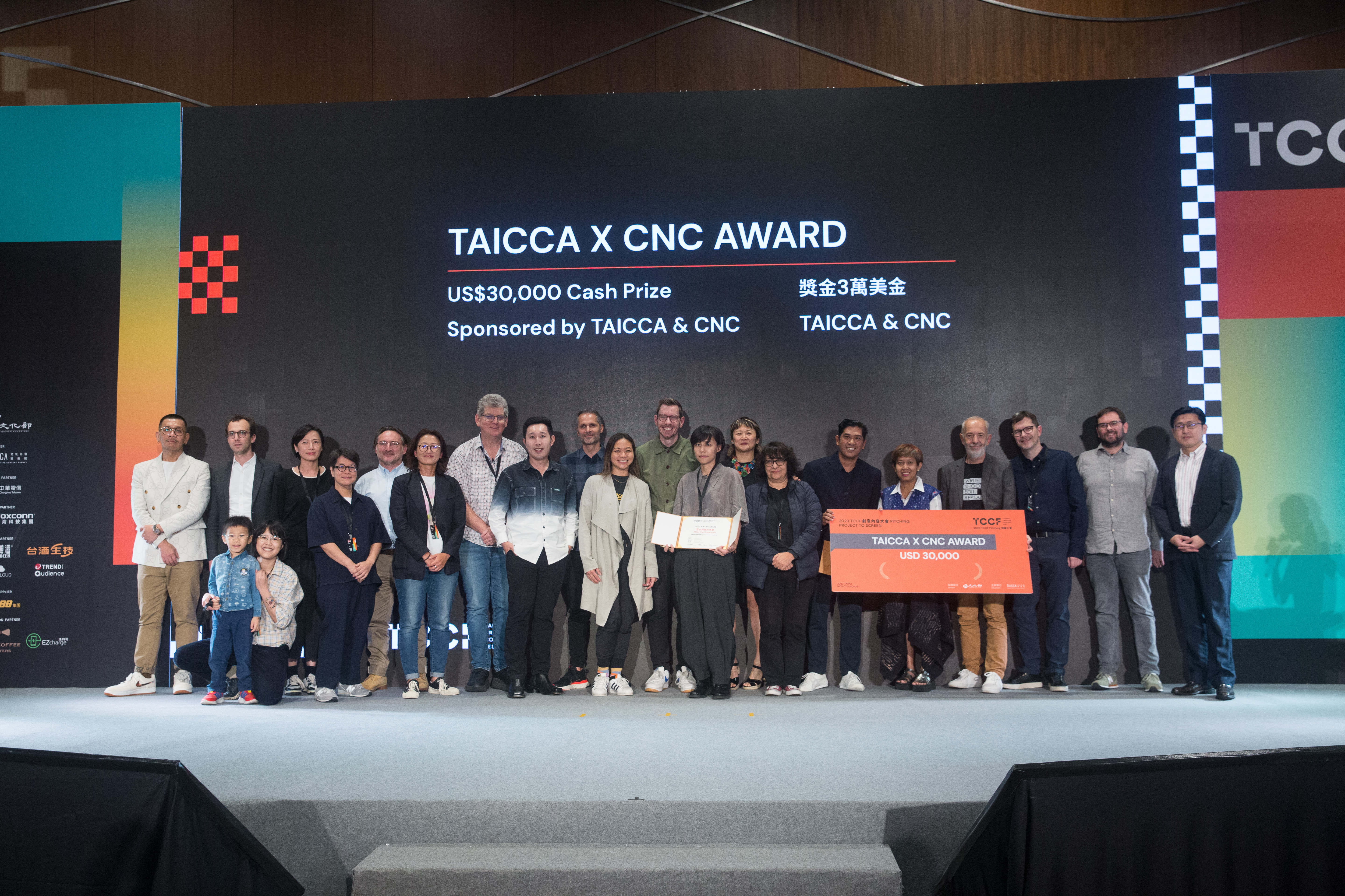 文策院董事長蔡嘉駿（左一）、文策院院長盧俊偉（右一）、評審團與雙首獎《雪水消融的季節》及《Mother Maybe》的團隊合影。