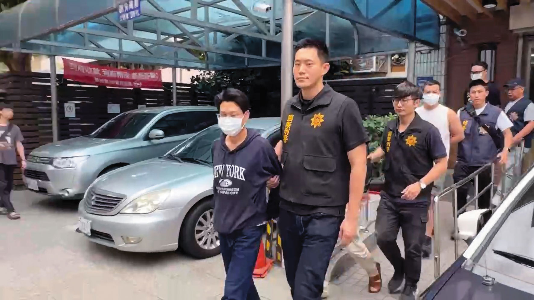 警方瓦解黃鶴樓集團，逮捕梁姓系統商（左）及多名工程師。（刑事局提供）