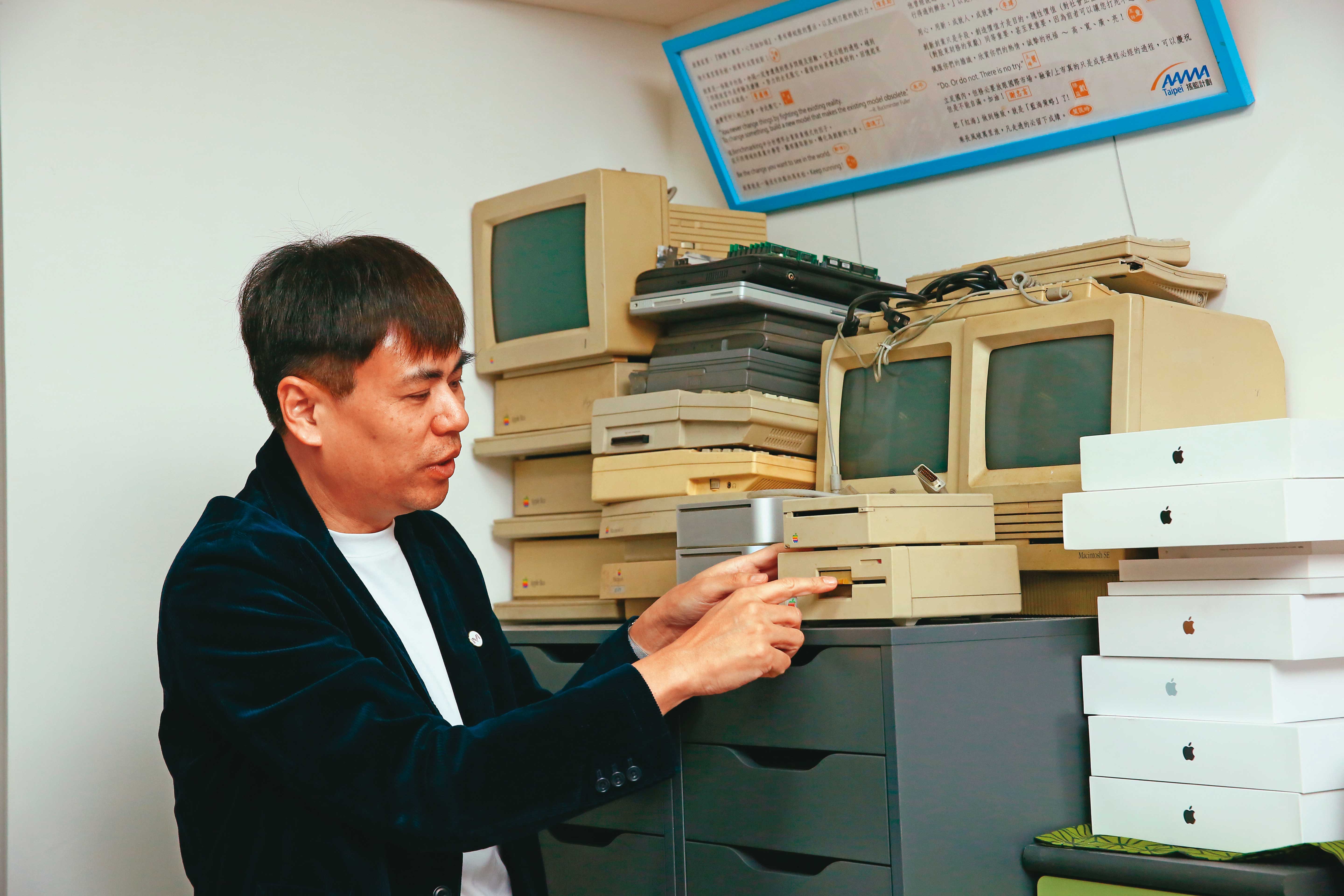 陳良信高中時為了破解AppleⅡ裡的遊戲,開始學組合語言。至今,他還留著當年的蘋果電腦。
