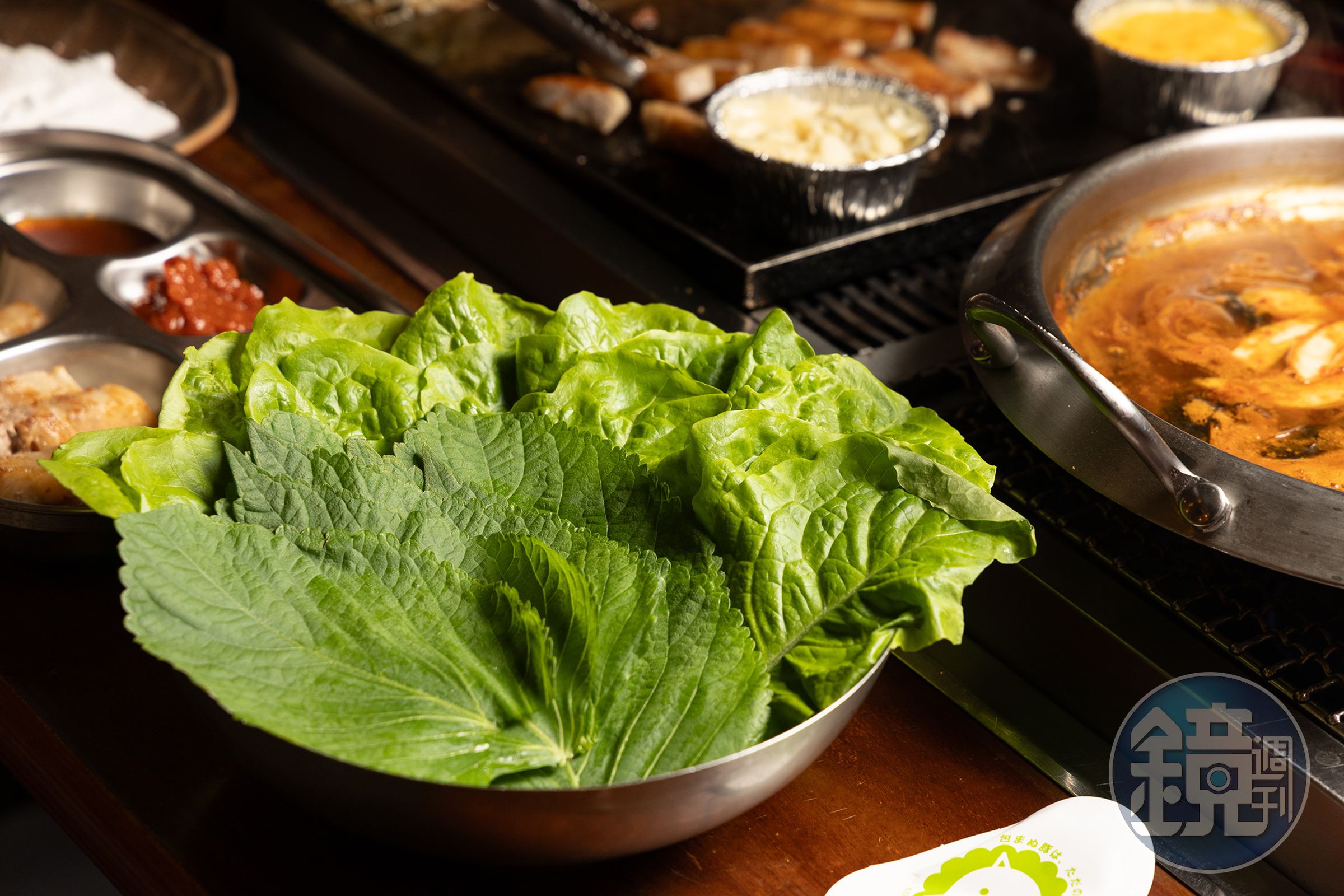 點套餐的客人可享有芝麻葉、萵苣無限吃到飽，老闆笑稱「蔬菜成本跟澳洲和牛差不多。