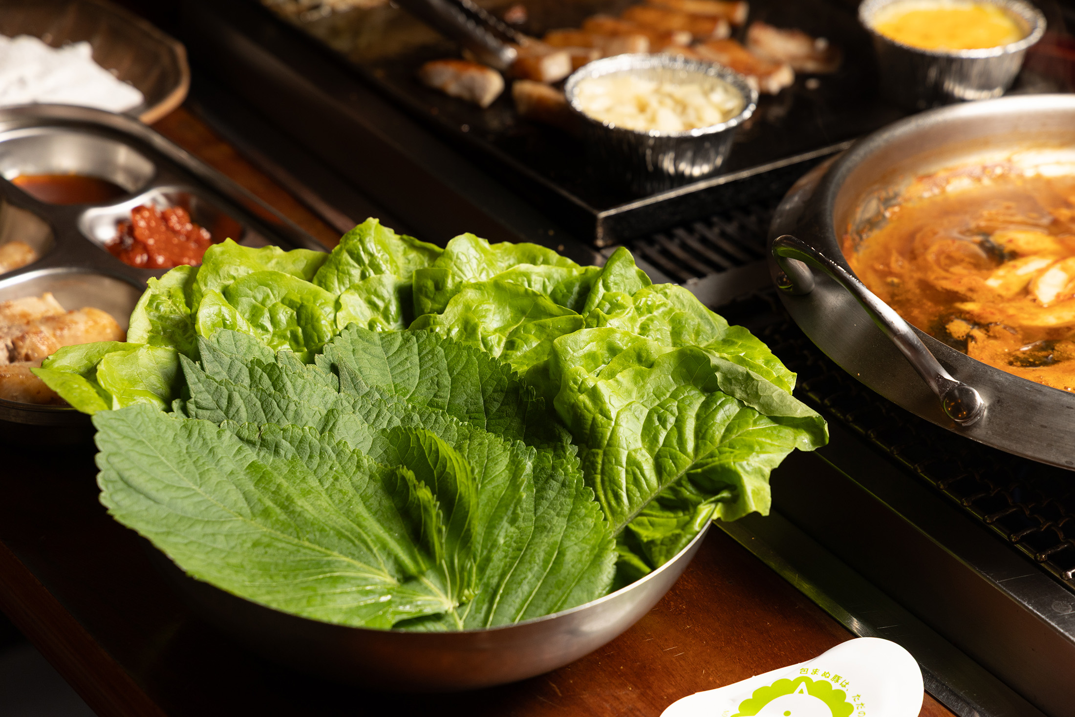 點套餐的客人可享有芝麻葉、萵苣無限吃到飽，老闆笑稱「蔬菜成本跟澳洲和牛差不多。