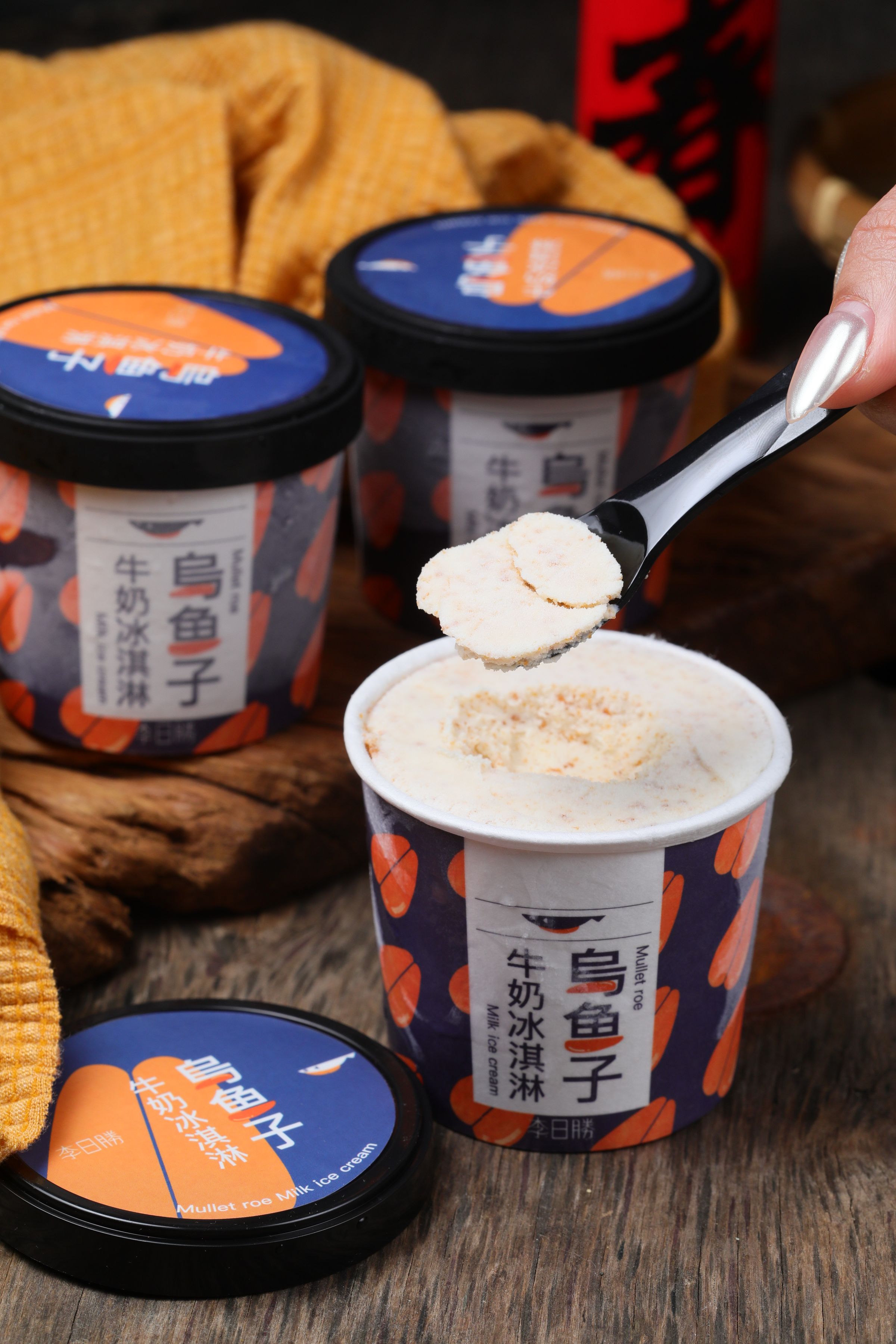 以乳酪佐烏魚子為靈感，用牛奶冰淇淋來打造鹹甜口味的「烏魚子牛奶冰淇淋」。（160元／杯）