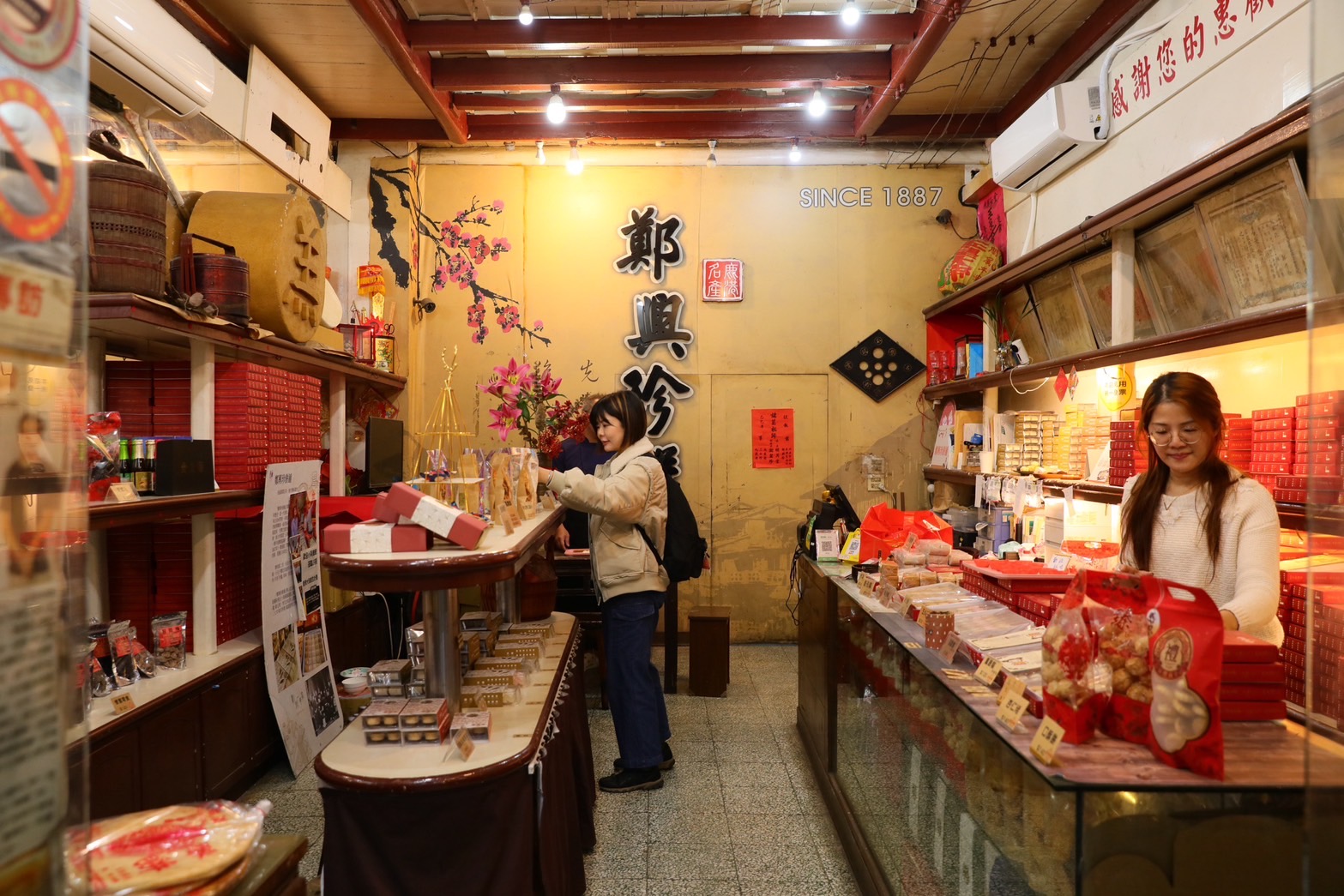 餅舖空間不算大,不同種類、口味的古早味卻是琳瑯滿目。