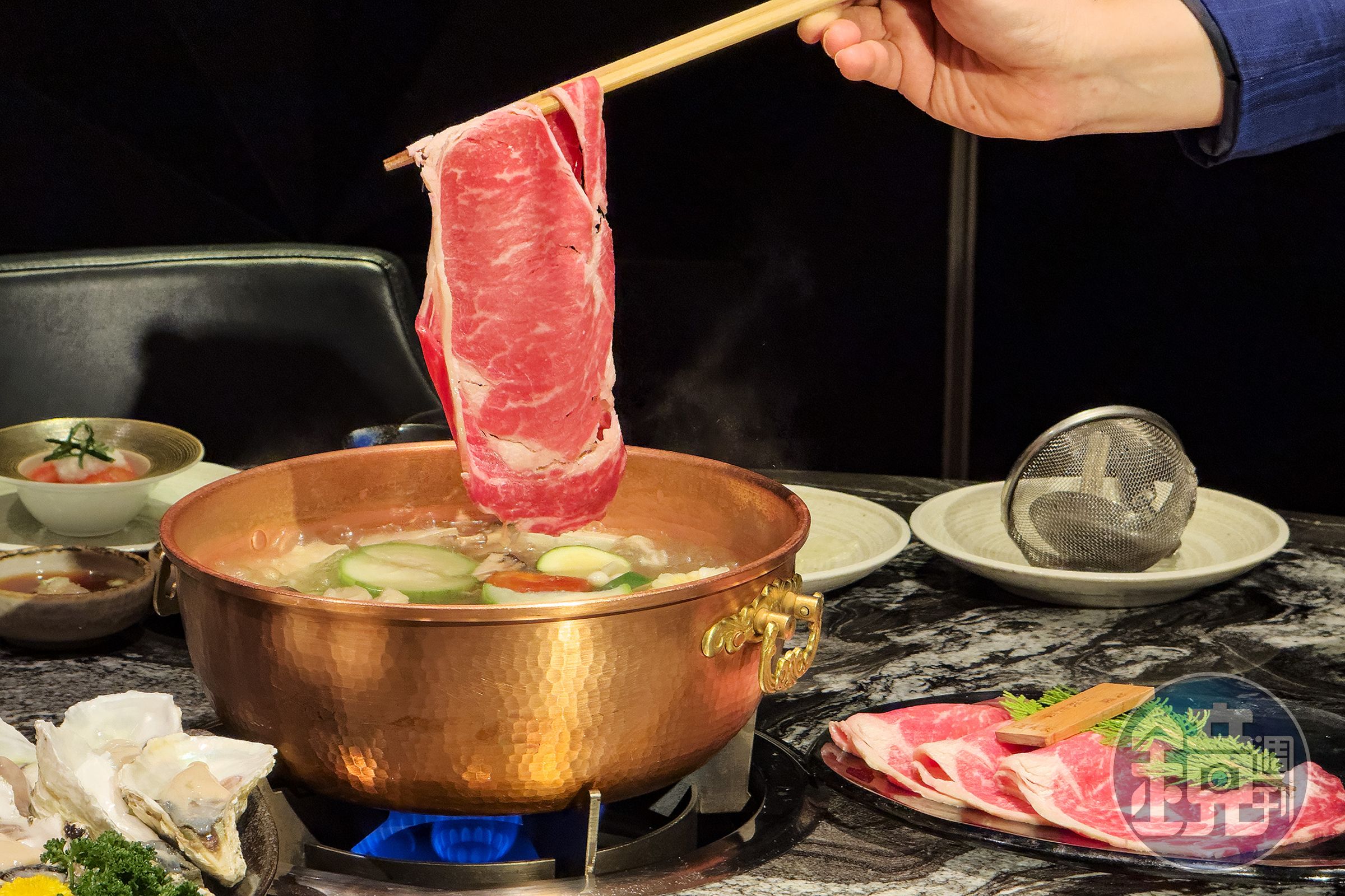 但馬家嚴選自世界各地的頂級肉品，餐廳命名「但馬家」，正是致敬兵庫縣但馬牛種，也是所有日本知名和牛的起源，圖為A5和牛肋眼，也是許多饕客最喜歡的肉品之一。