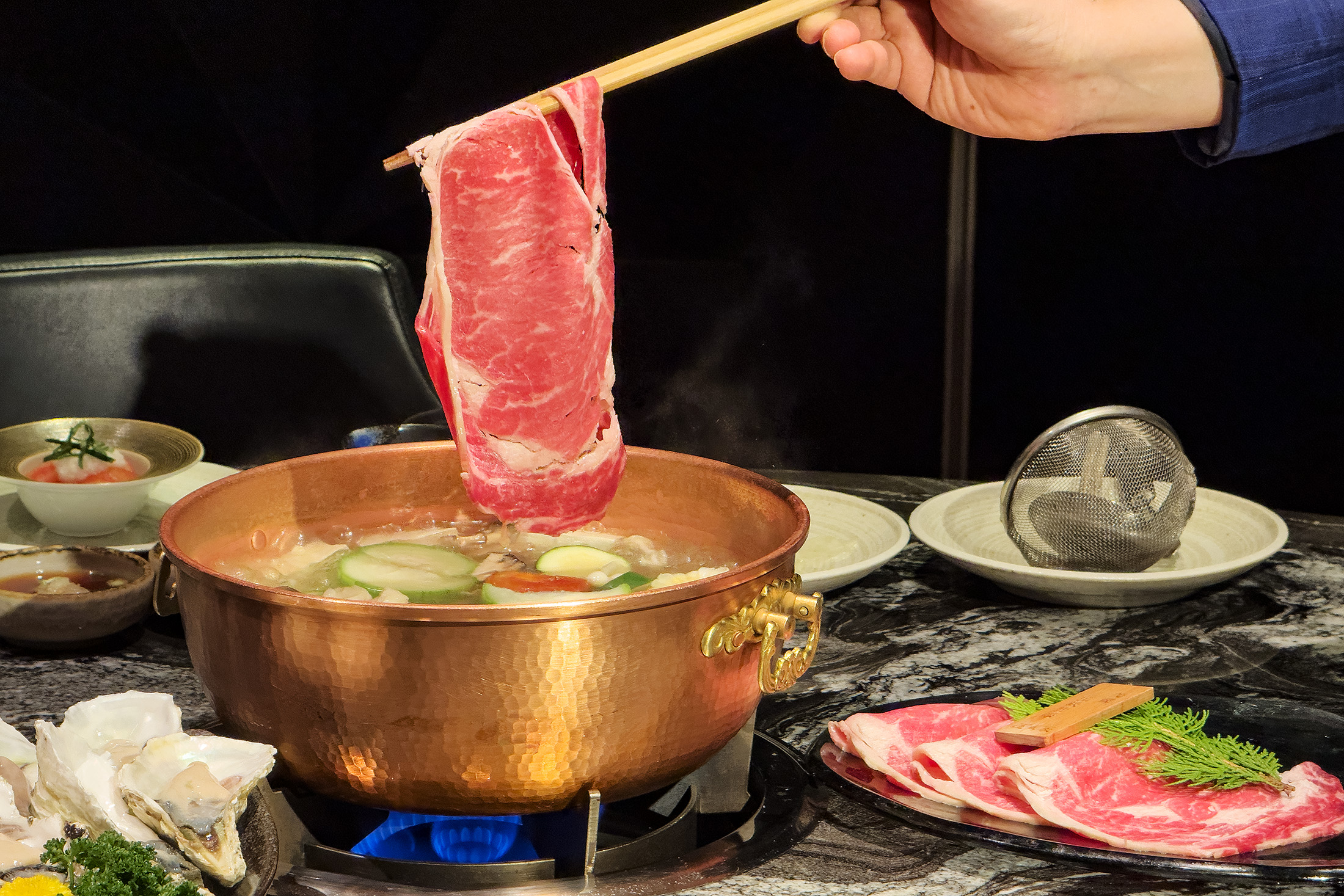 但馬家嚴選自世界各地的頂級肉品，餐廳命名「但馬家」，正是致敬兵庫縣但馬牛種，也是所有日本知名和牛的起源，圖為A5和牛肋眼，也是許多饕客最喜歡的肉品之一。