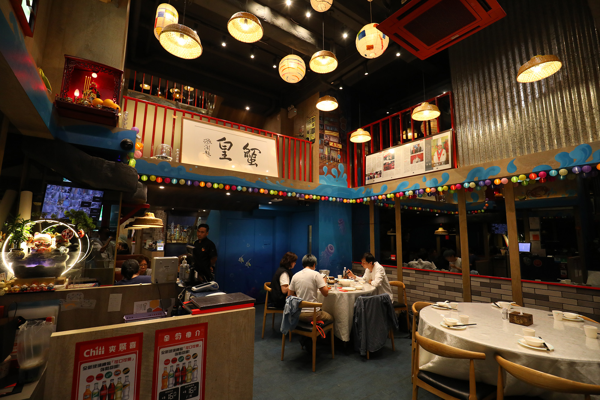「喜記避風塘炒辣蟹」的銅鑼灣分店空間寬敞、窗明几淨。