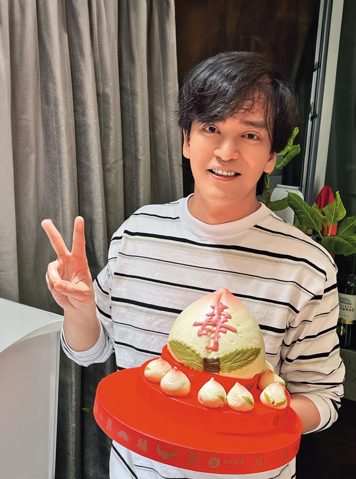 9月壽星+1：即將在台開演唱會的陳曉東，攻蛋前歡度49歲生日，長成醬真的有合理嗎？（每看必問）不過他在IG上po出的壽桃照，還是飄出了老人味～（捏鼻）到底是哪個不懂事的買來的？（斜眼瞪）（翻攝自陳曉東IG）