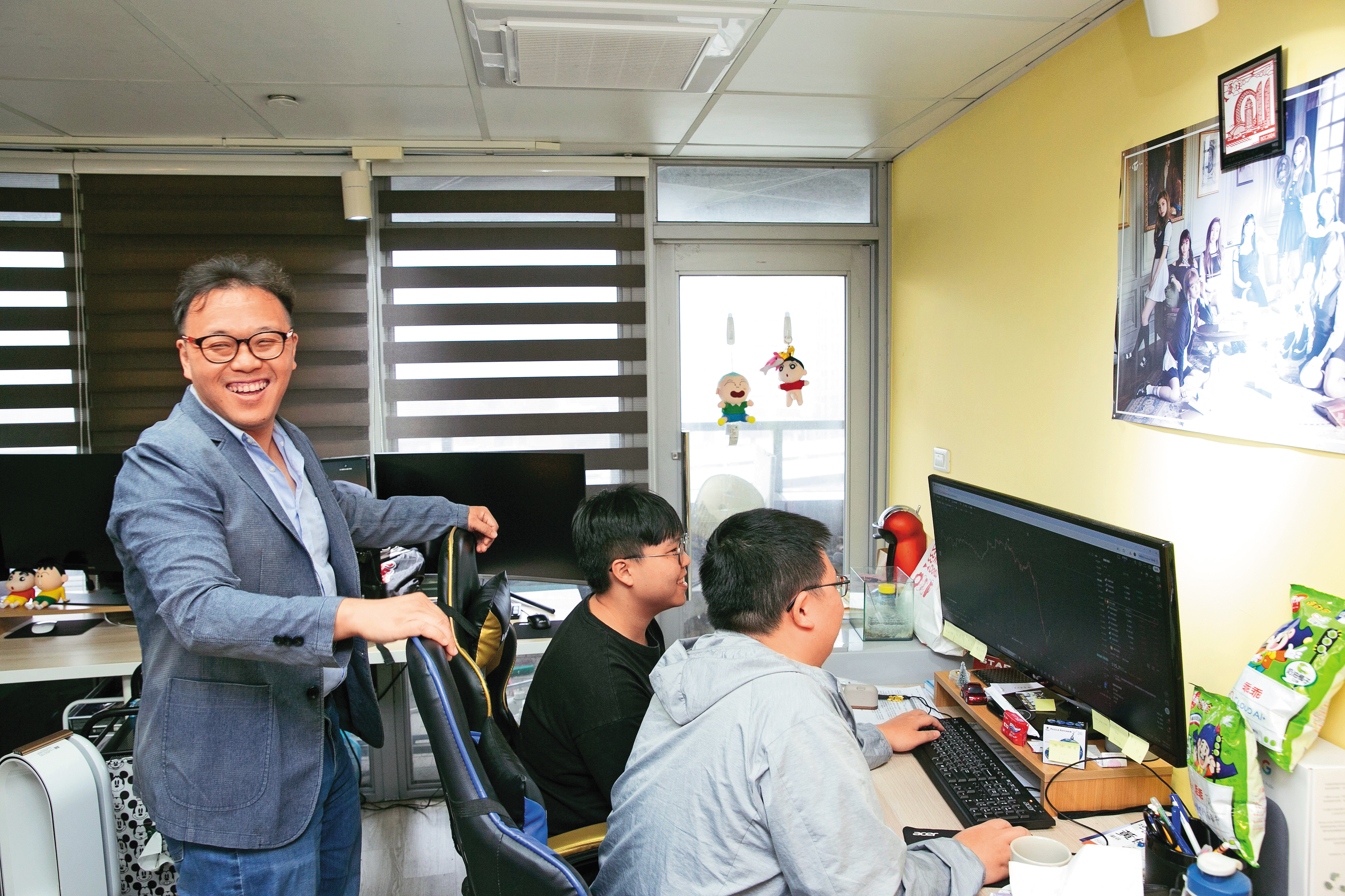 吳牧恩（左）強調，應配置2%在比特幣相關標的，參與數位貨幣革新。