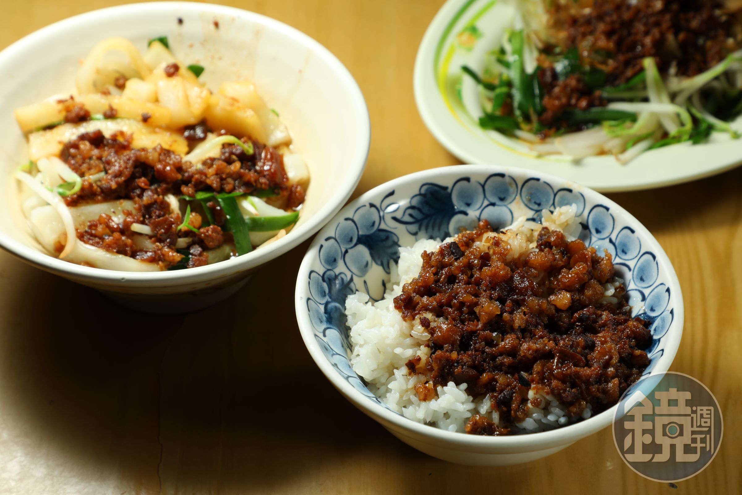 先點配菜,再點主食,主食皆可選乾或湯的,我點了「肉燥飯」(前,30元/碗)和「乾粿條」(左後,50元/碗)。