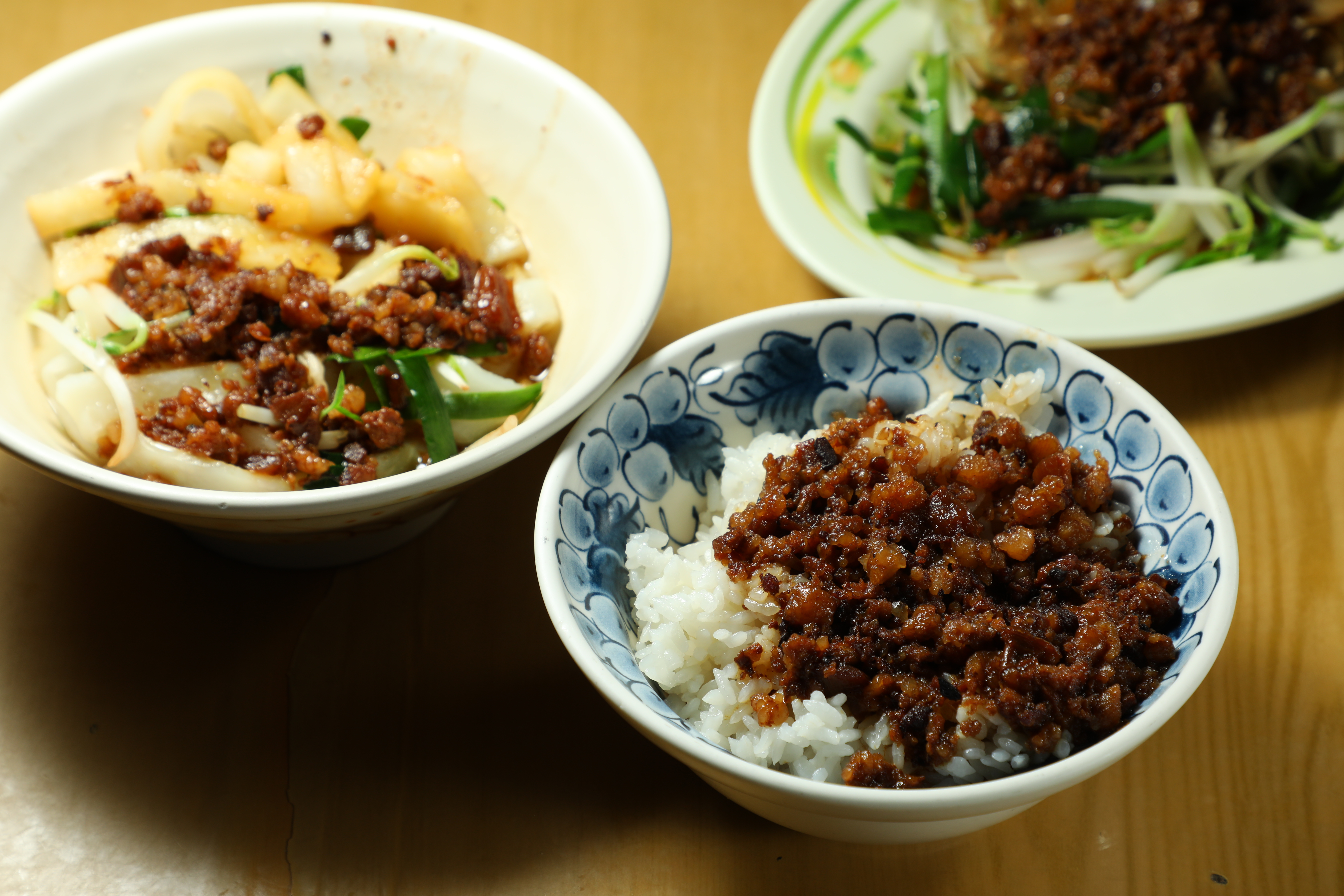 先點配菜,再點主食,主食皆可選乾或湯的,我點了「肉燥飯」(前,30元/碗)和「乾粿條」(左後,50元/碗)。