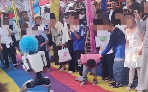新疆一處風景區進行機器人武術表演，機器人竟一腳狠踹男童肚子。（翻攝自微博）