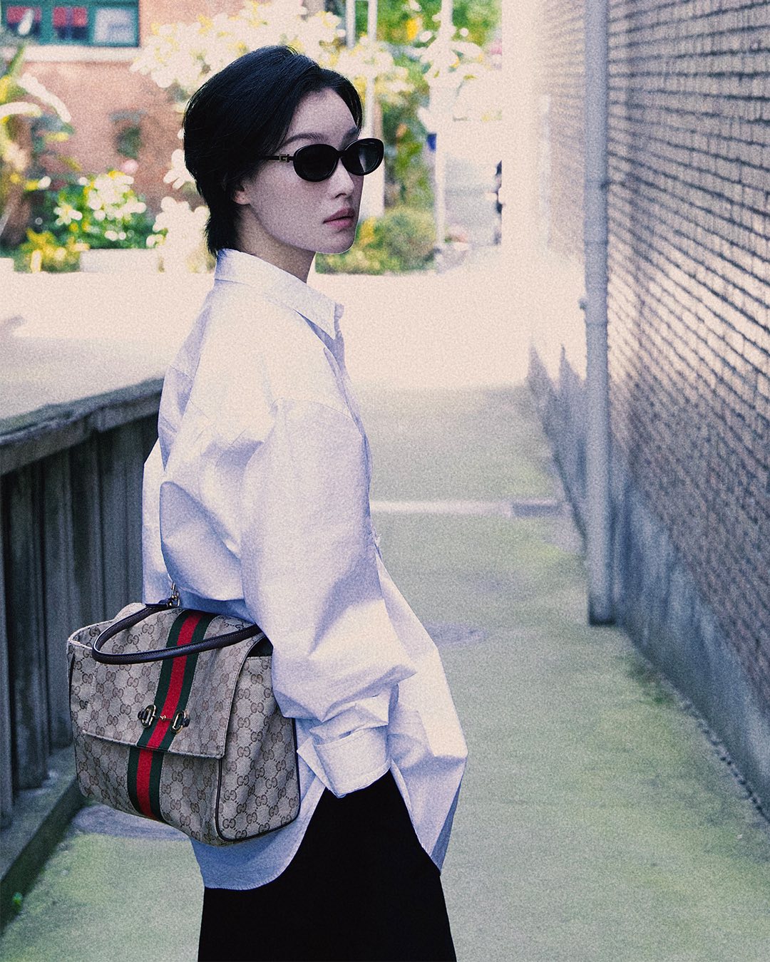 倪妮以簡約風格造型演繹GUCCI Paparazzo。(翻攝自古馳臉書)