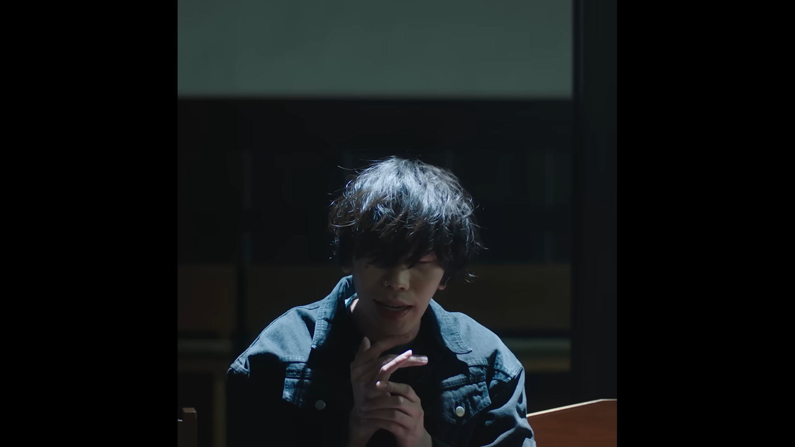 米津玄師的〈Lemon〉原曲在講述對於過世的爺爺的思念,以及親人之間深刻的情感,MV上架至今已累計點閱9.2億次觀看。(翻攝自米津玄師YouTube)