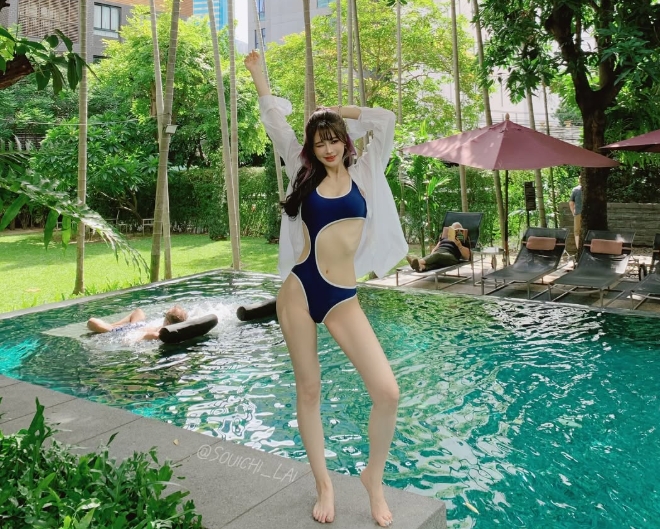 賴品妤近日到泰國追星，在泳池旁火辣放送好身材。（翻攝自Instagram @souichi_lai）