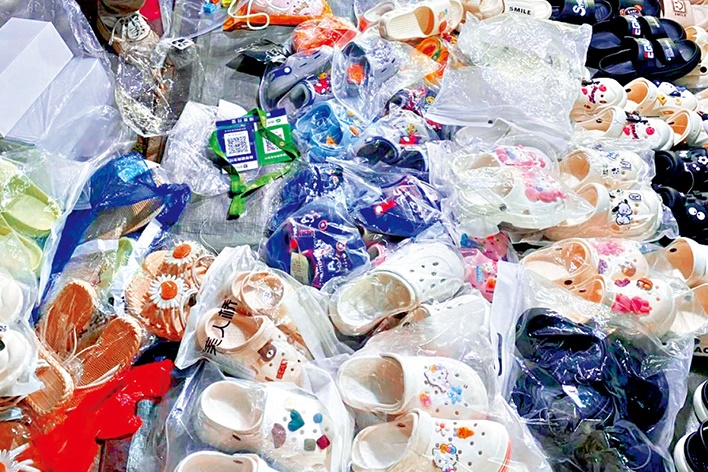 中國網購平台熱銷的兒童涼鞋，經抽驗有一半塑化劑超標。（翻攝自微博）