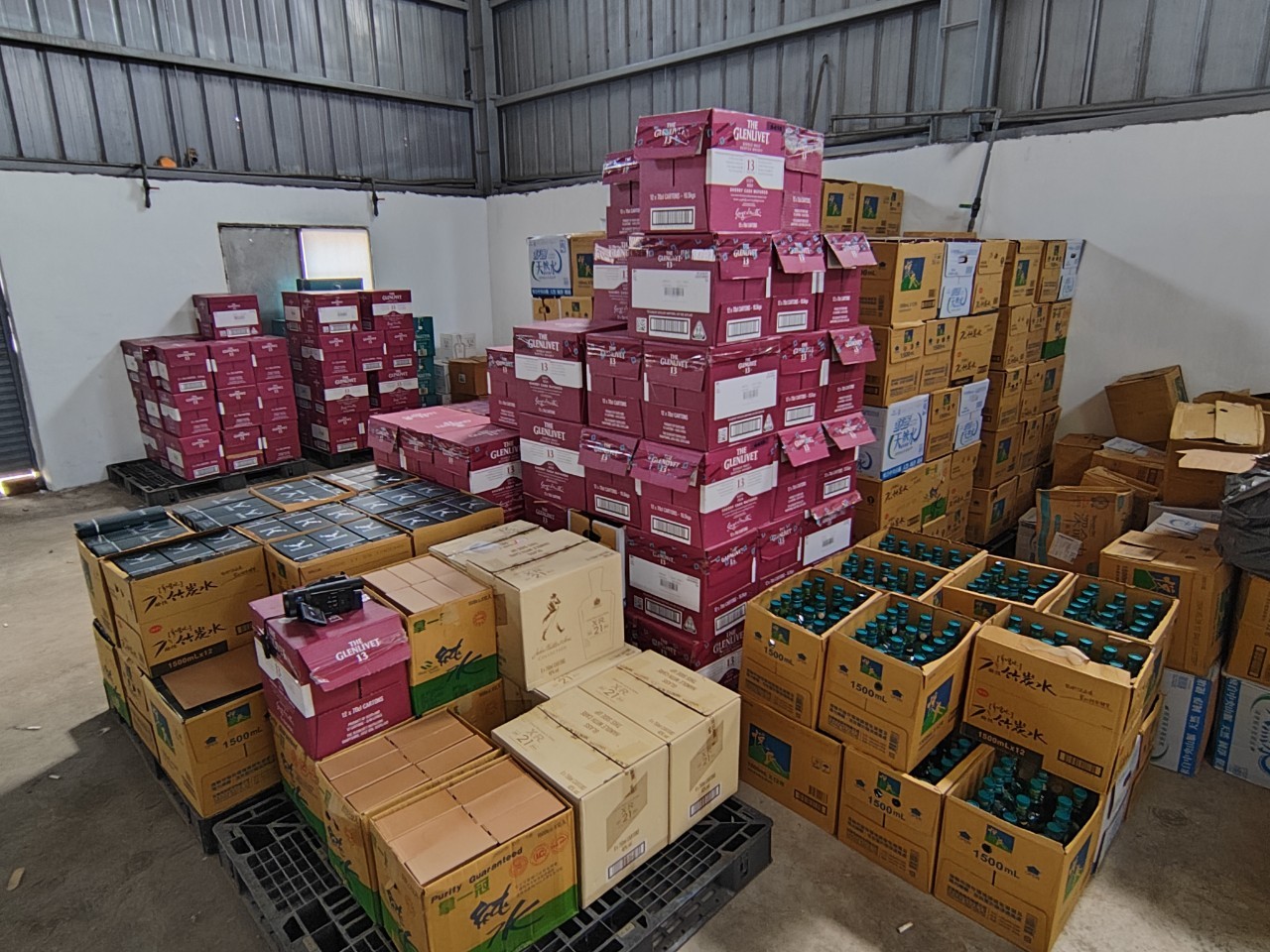  「舊瓶裝偽酒」黑心烈酒大量出售。（中檢提供）