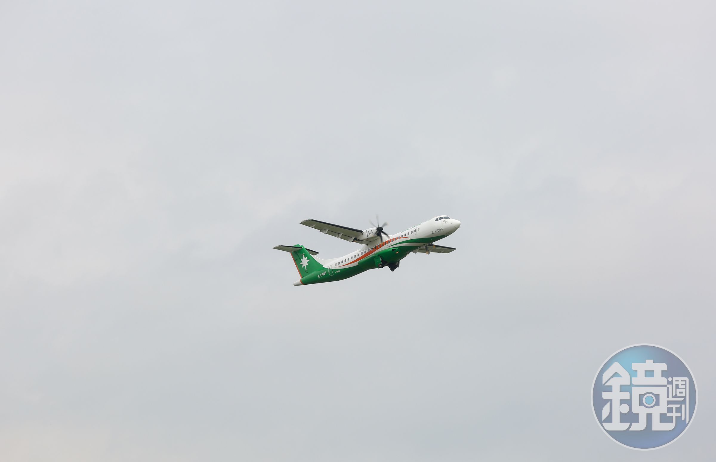 立榮航空1架原訂自台東飛往松山機場的客機，在地面空橋前，機師發現飛機液壓系統發出警報，隨即停止起飛程序，航班因此取消。（本刊資料照）